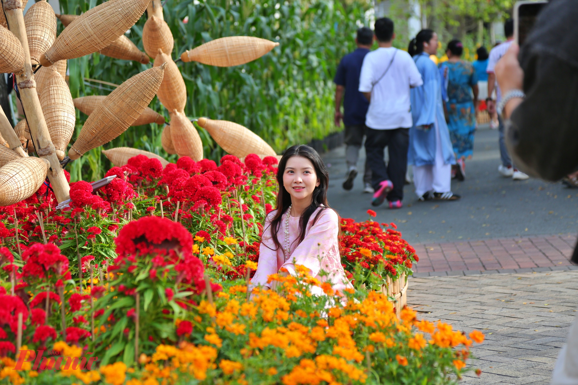 Yến Linh (26 tuổi, phường Bình Trưng) cho biết đã lâu mới trở lại nơi đây vào dịp cận Tết. “Năm nay, trước khi về quê, tôi cùng bạn trai ghé tham quan. Không gian được trang trí đẹp và mới mẻ hơn những năm trước, tiểu cảnh cũng đa dạng, dễ chụp hình hơn”, Linh chia sẻ.