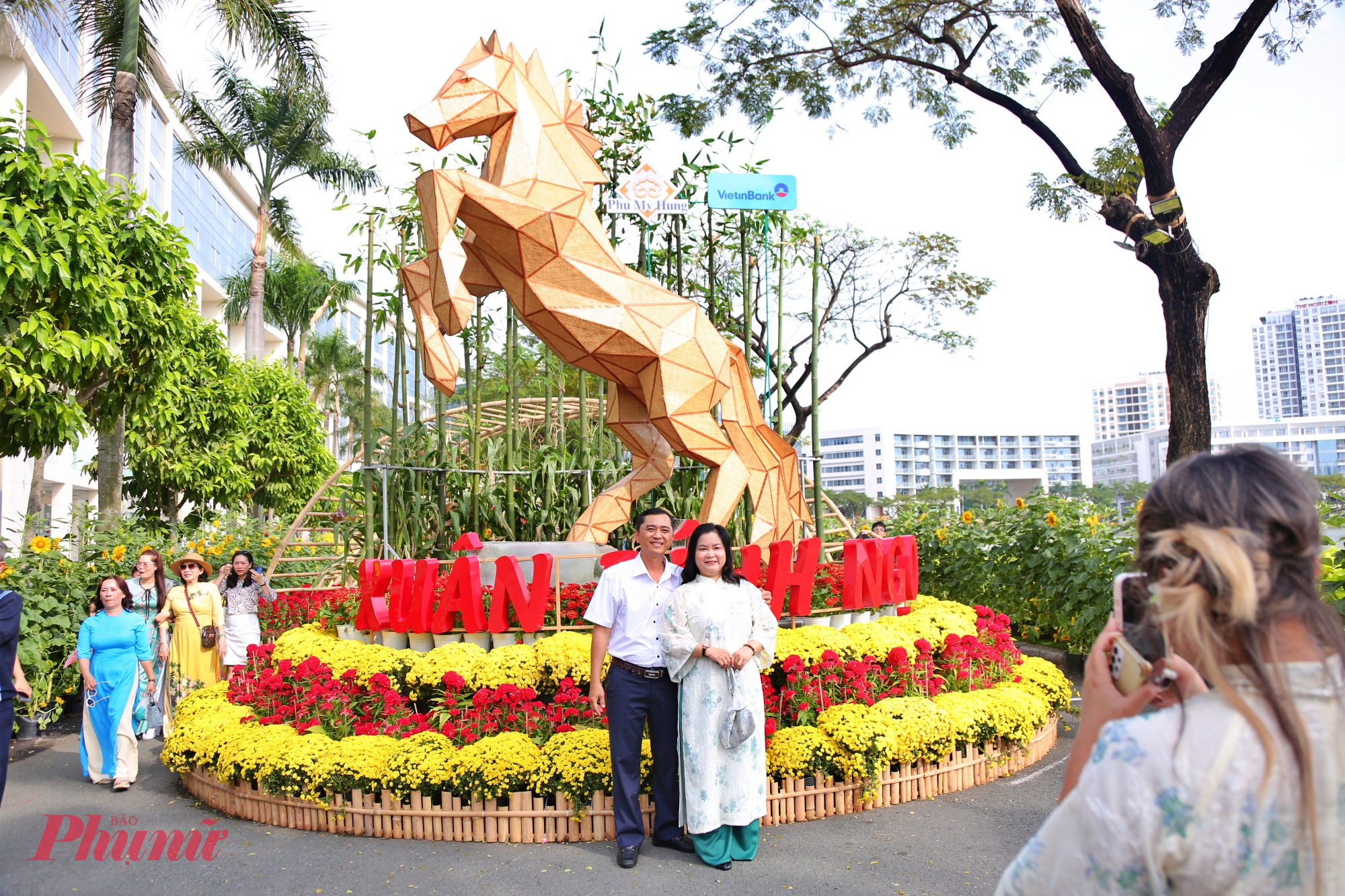 Sự kết hợp giữa ngôn ngữ tạo hình góc cạnh và chất liệu dân gian tạo nên điểm “check-in” giàu sức sống.