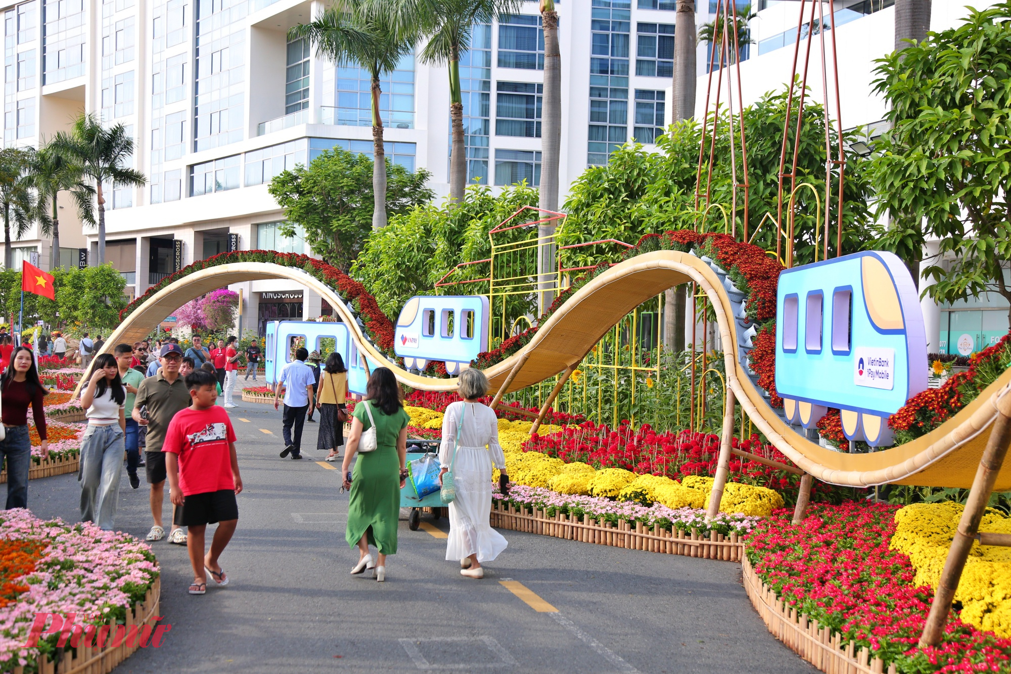 Cộng hưởng với các tiểu cảnh linh vật là những không gian thể hiện rõ chủ đề “Xuân gắn kết”. Nổi bật ở trung tâm tuyến tham quan là tiểu cảnh “Xuân gắn kết – Vững bước tương lai”, lấy cảm hứng từ tuyến metro hiện đại - biểu tượng cho liên kết hạ tầng đô thị. 
