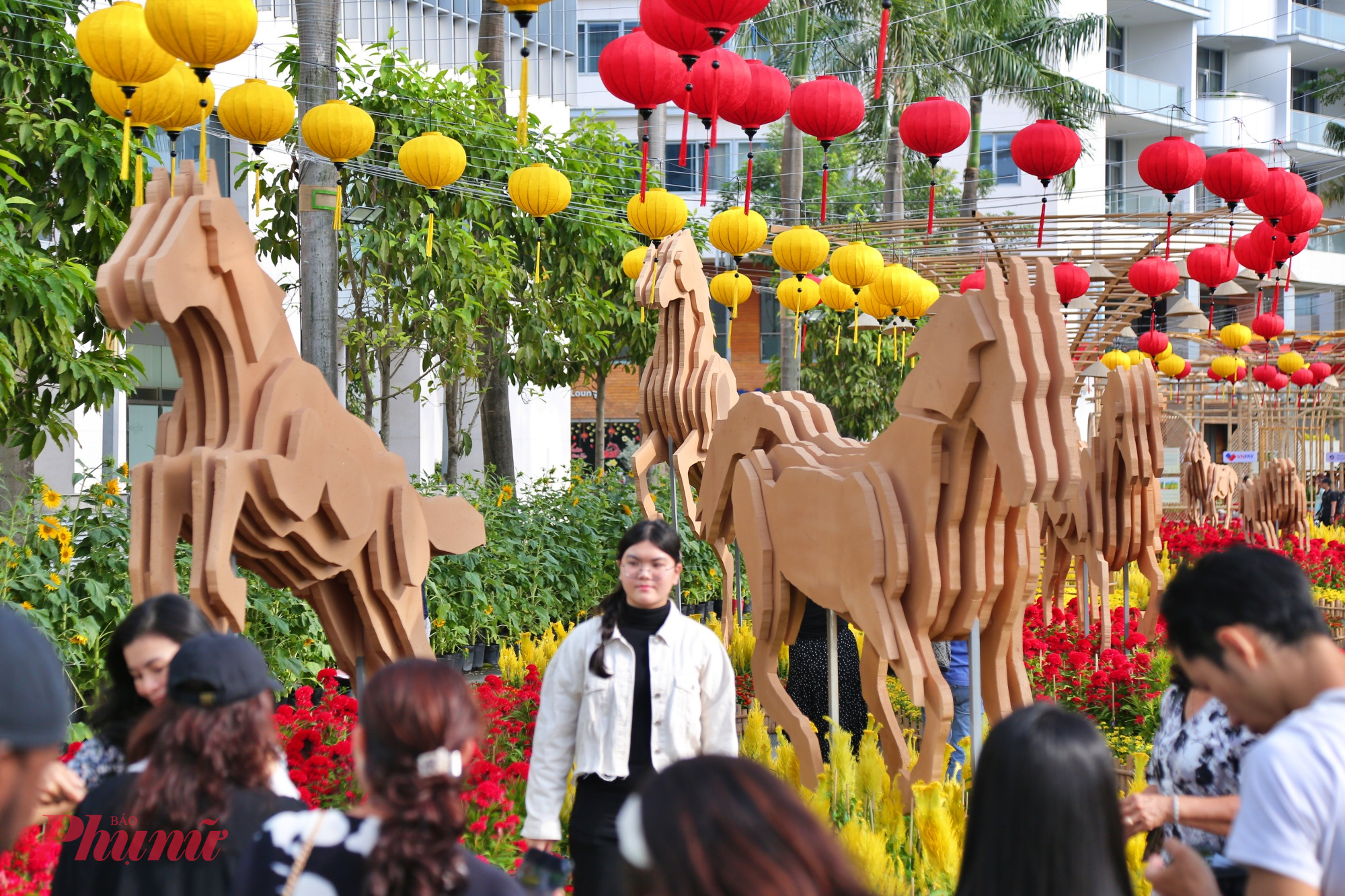 Một điểm nhấn khác là tiểu cảnh “Xuân mãnh khởi - Mã đáo thành công” với tám mô hình ngựa kích thước thật, chế tác từ vật liệu vân gỗ. 