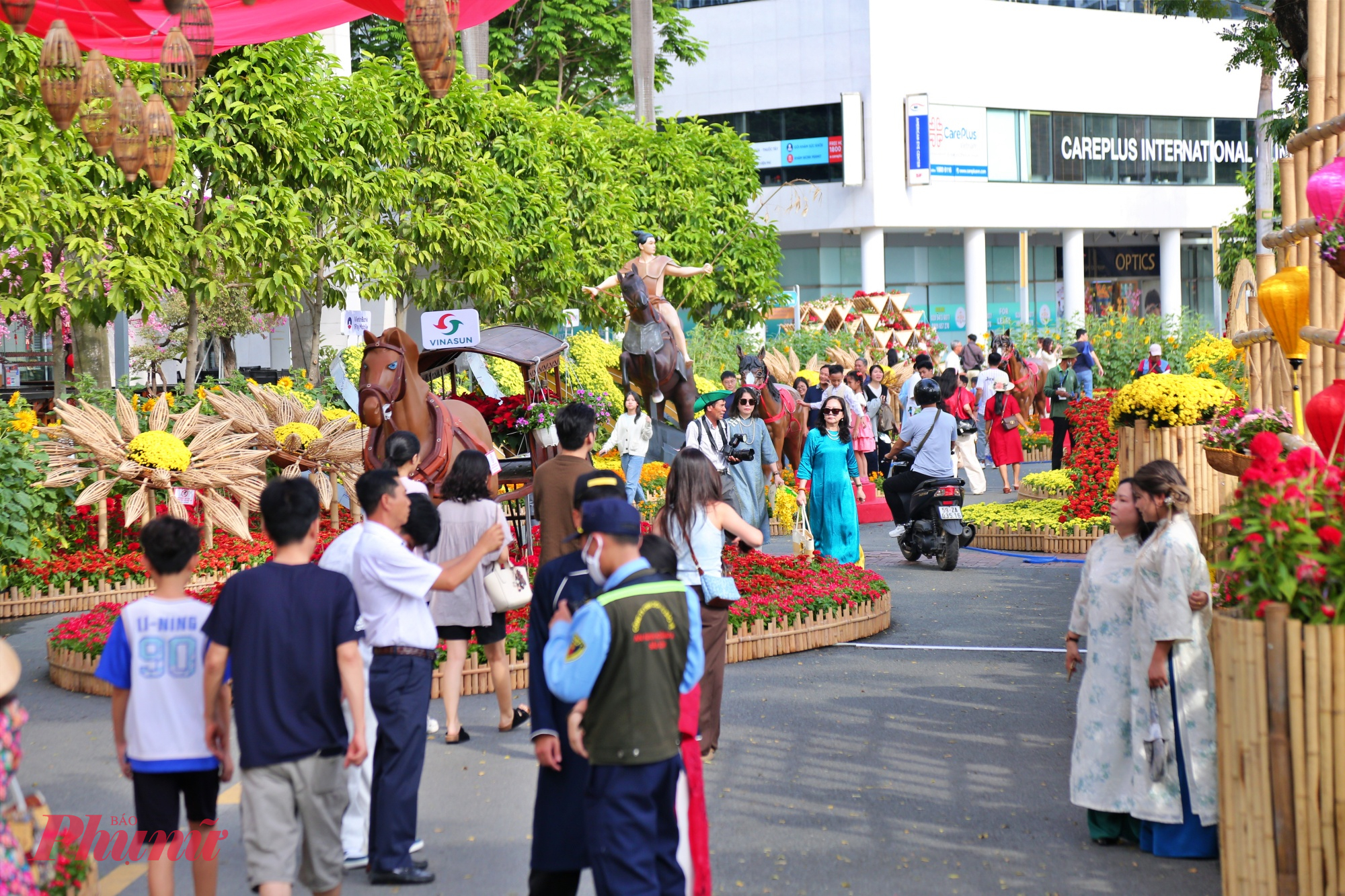 Tiếp nối mạch cảm xúc là tiểu cảnh “Xuân khải hoàn - Rạng danh non sông”, nơi hình tượng ngựa sắt gợi nhắc huyền thoại Thánh Gióng, tôn vinh giá trị văn hóa dân gian và tinh thần quật cường của dân tộc.