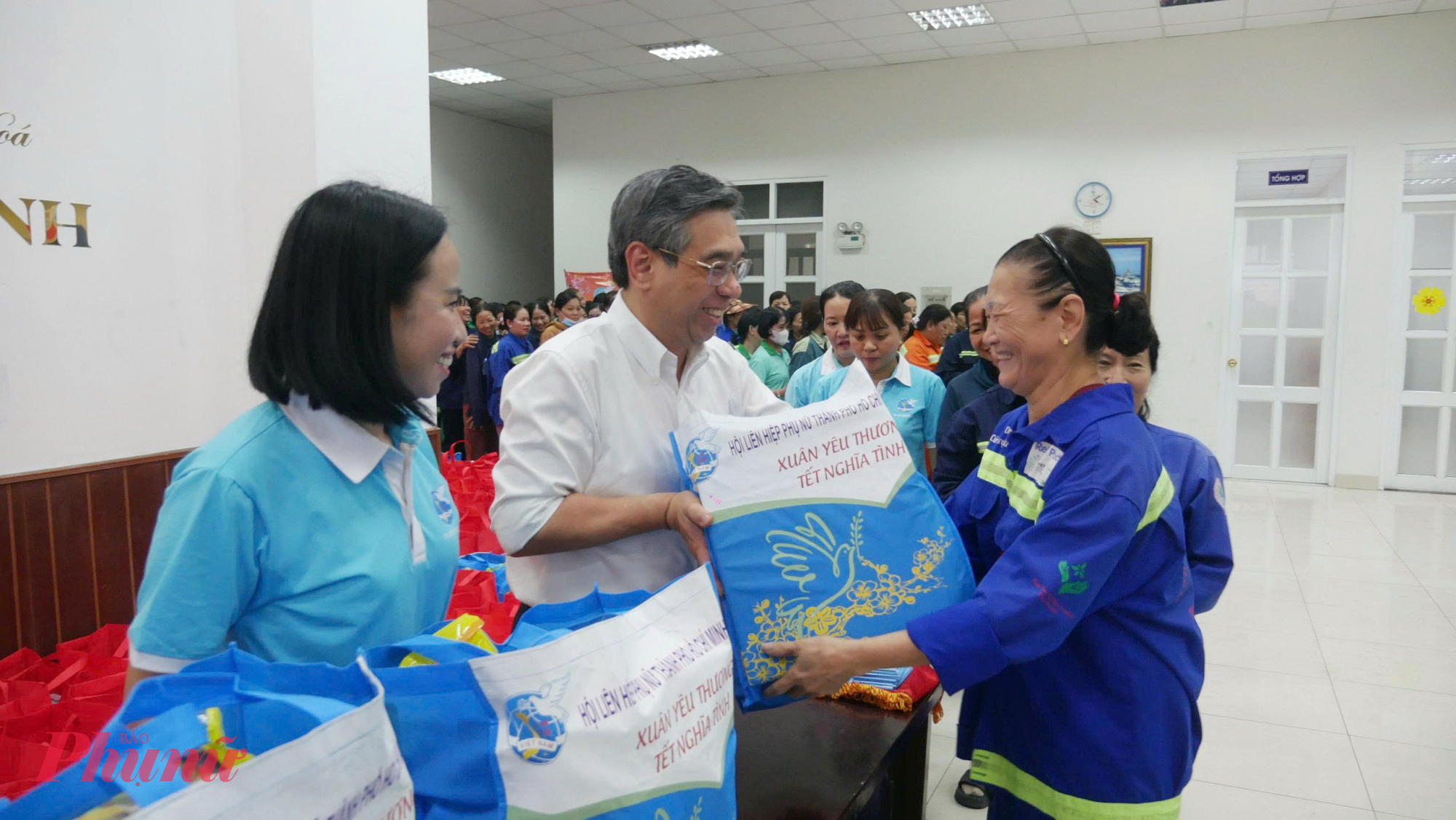 Ông Nguyễn Phước Lộc - Ủy viên Ban Chấp hành Trung ương Đảng, Phó bí thư Thành ủy, Chủ tịch Ủy ban MTTQ Việt Nam TPHCM và bà Võ Ngọc Thanh Trúc - Ủy viên Ban thường vụ Thành ủy, Phó chủ tịch Ủy ban MTTQ Việt Nam thành phố, Chủ tịch Hội LHPN LHPN TPHCM - tặng quà tết đến chị em công nhân môi trường đô thị - Ảnh: Trang Nguyễn