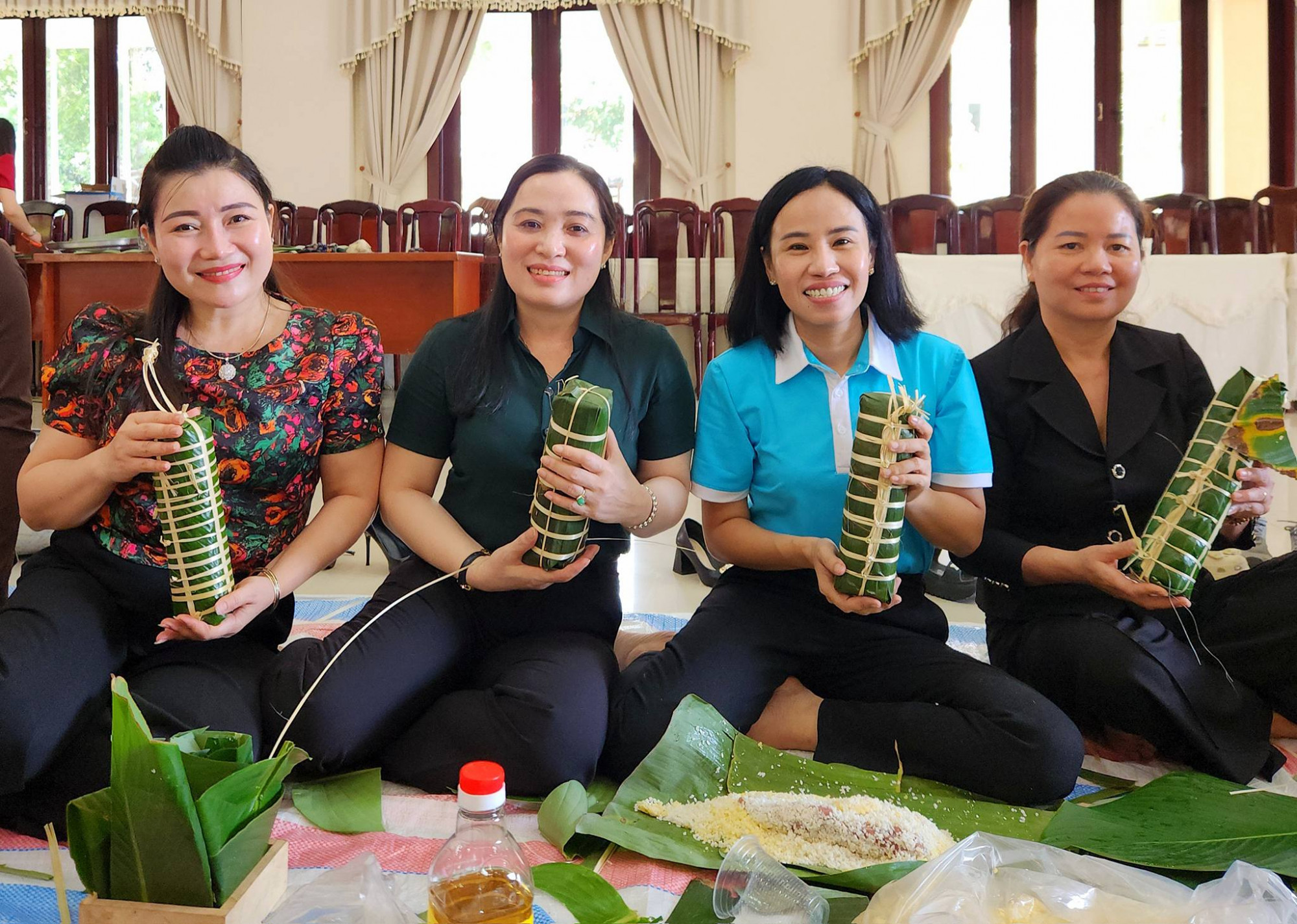 Bà Võ Ngọc Thanh Trúc - Ủy viên Ban thường vụ Thành ủy, Phó Chủ tịch Ủy ban MTTQ Việt Nam thành phố, Chủ tịch Hội LHPN TPHCM tham gia Ngày hội “Gói bánh tét” tại xã Ngãi Giao - Ảnh: Hội LHPN TPHCM