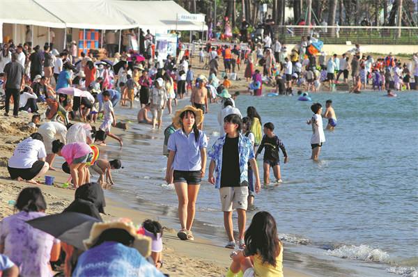 Khi tết Nguyên đán đến gần, các gia đình đổ xô đến những bãi biển ở Sanya, tỉnh Hải Nam - Ảnh: SUN QING/CHINA DAILY