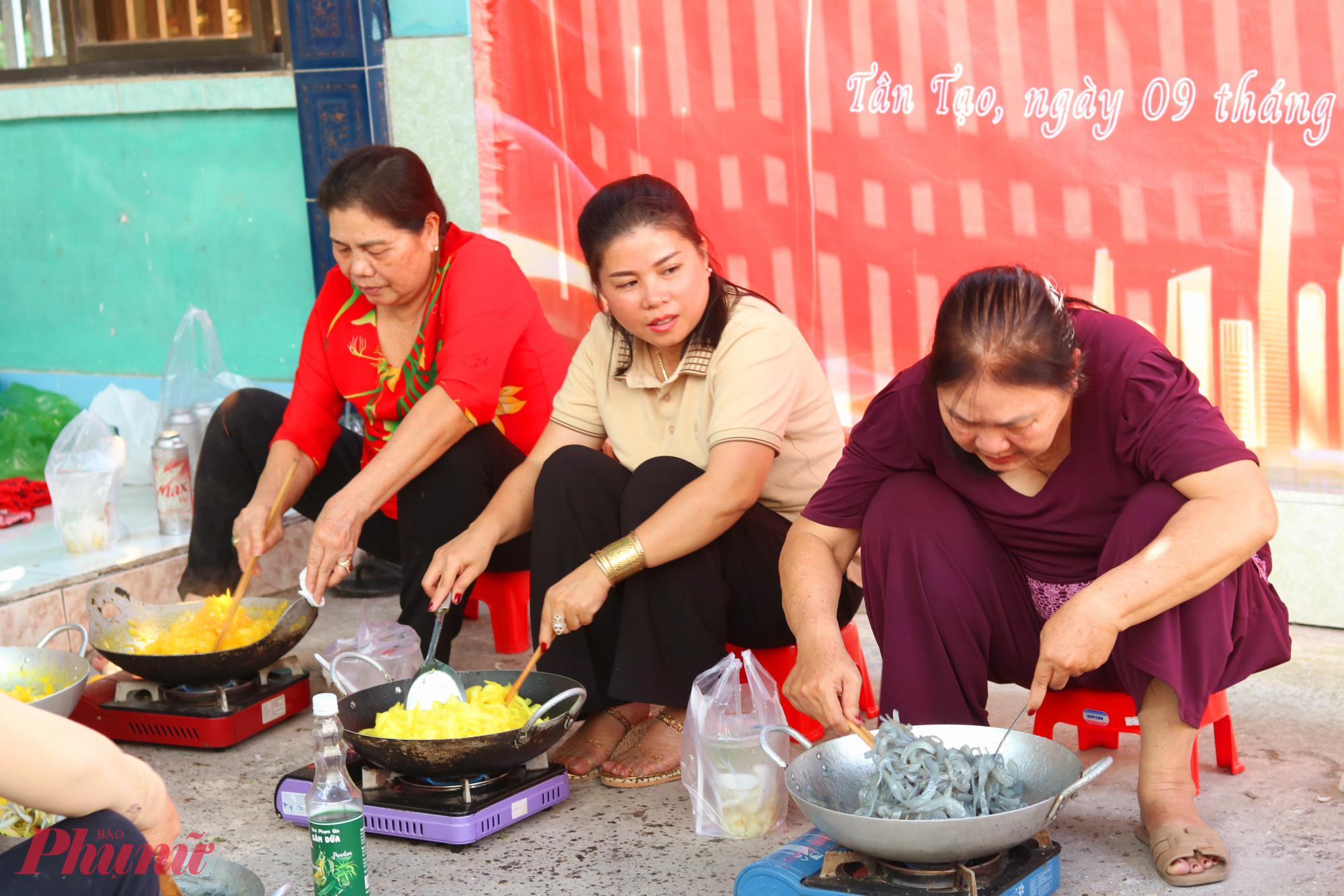 Để có những hộp mứt dừa non thơm ngon và màu sắc tự nhiên, các bà, các chị mỗi người lo một khâu, cùng góp sức làm trong những ngày cận tết bộn bề - Ảnh: Thảo Nguyên