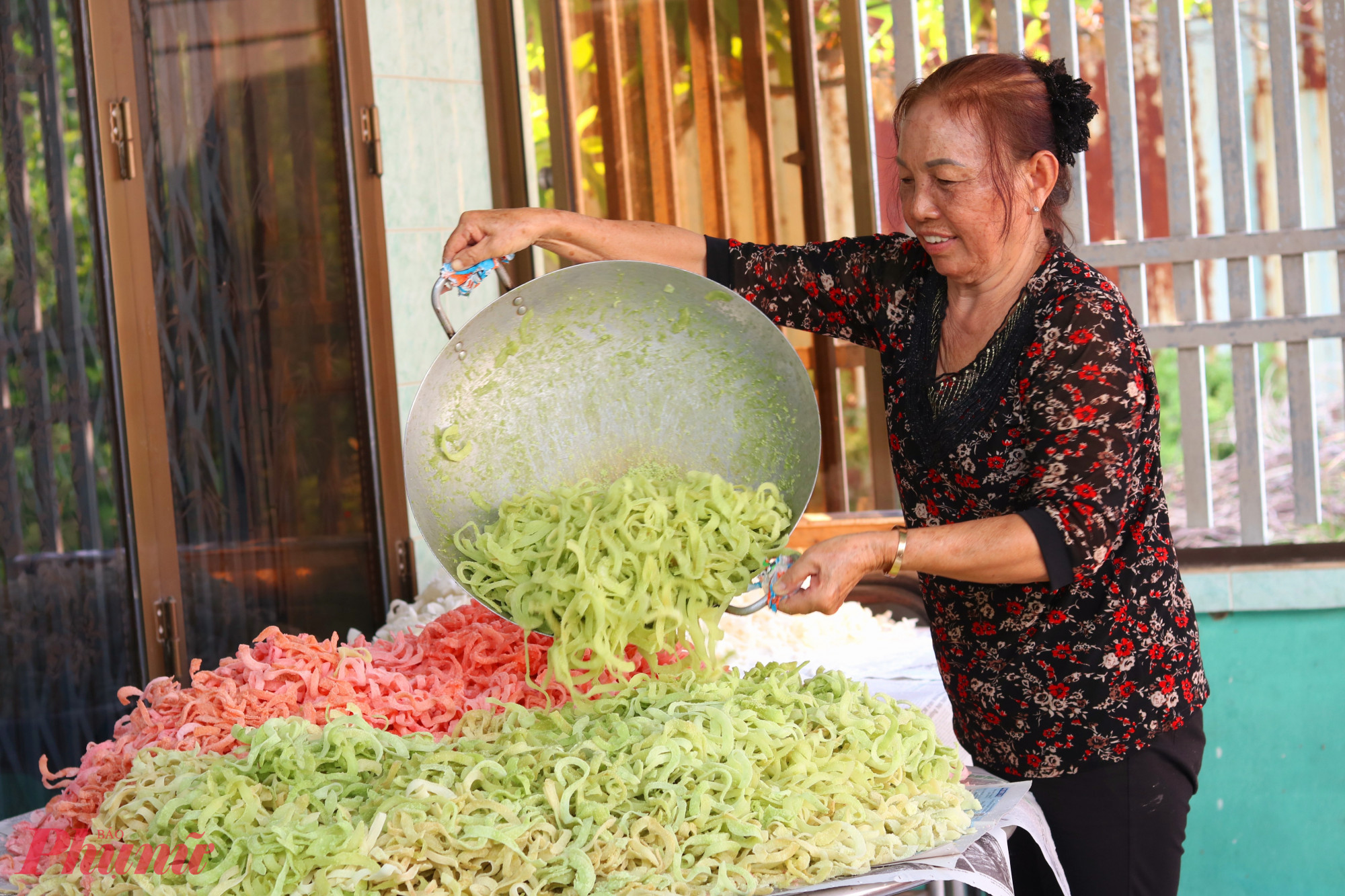 Niềm vui hiện trên môi người làm mứt trước thành quả chung - Ảnh: Thảo Nguyên