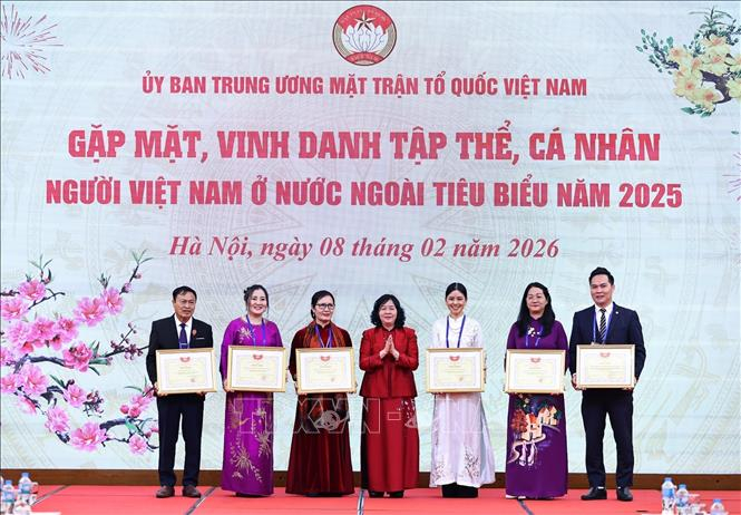 Đồng chí Bùi Thị Minh Hoài, Chủ tịch Uỷ ban Trung ương MTTQ Việt Nam trao Bằng khen cho các cá nhân người Việt Nam ở nước ngoài tiêu biểu năm 2025. Ảnh: Minh Đức/TTXVN