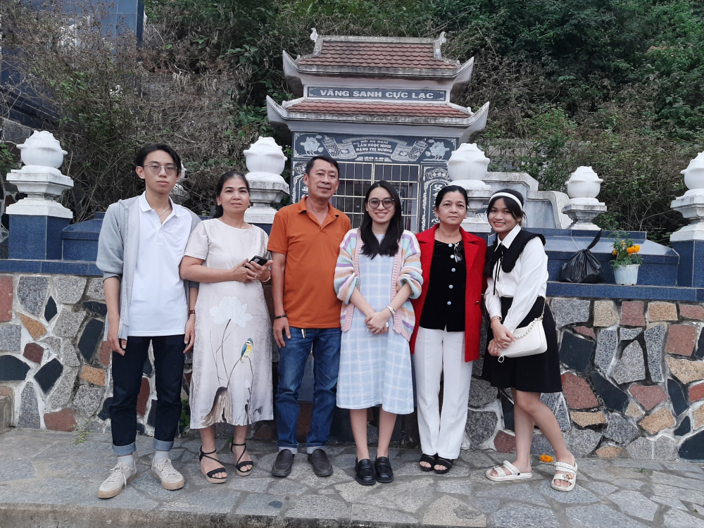 Mỗi mùa tết đến, anh em tôi đều ra thăm mộ ba, dọn thật sạch và nói với ba nhiều điều