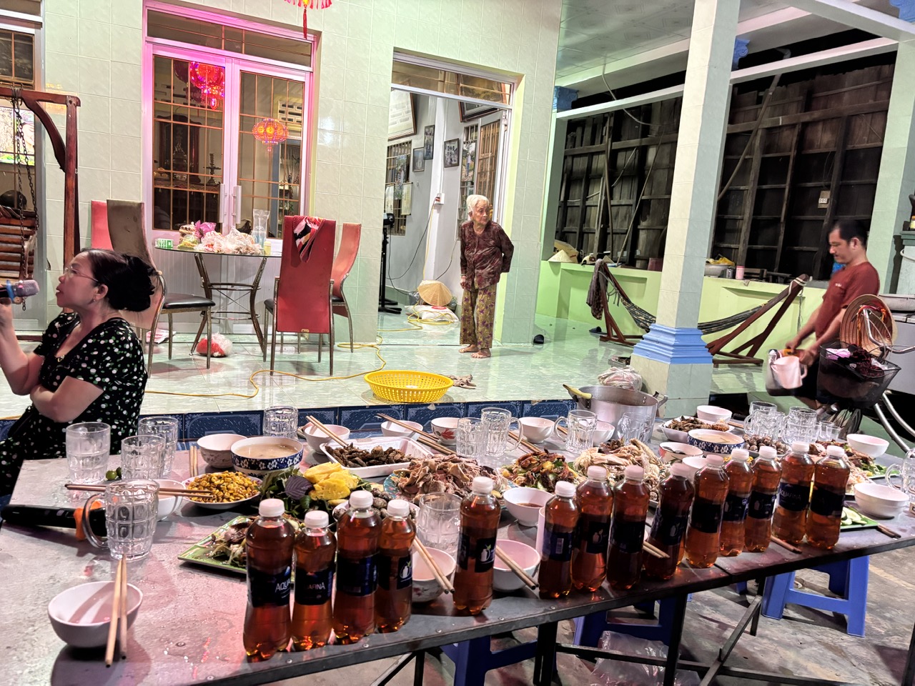 Bữa tiệc tất niên của một gia đình miền Tây, với rượu chủ đạo. Ảnh TD