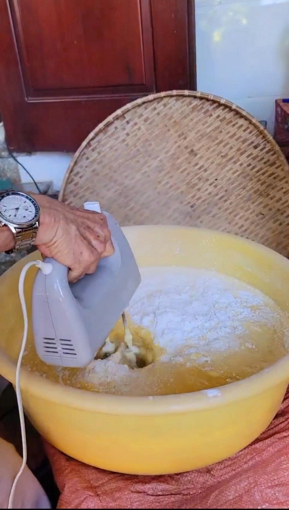 Đánh bột - một trong những công đoạn làm bánh thuẫn. Ảnh An Hà