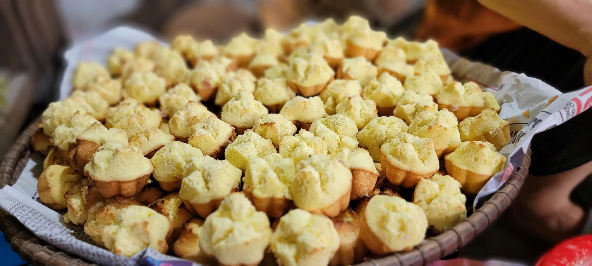 Mẻ bánh thuẫn thơm ngon sản phẩm của mẹ chồng- con dâu. Ảnh minh họa:  An Hà