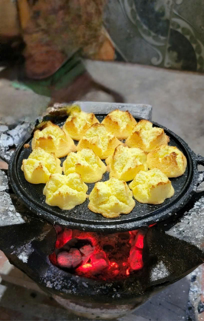 Để bánh thuẫn ngon con dâu phải ngồi canh lửa cẩn thẩn. Ảnh An Hà