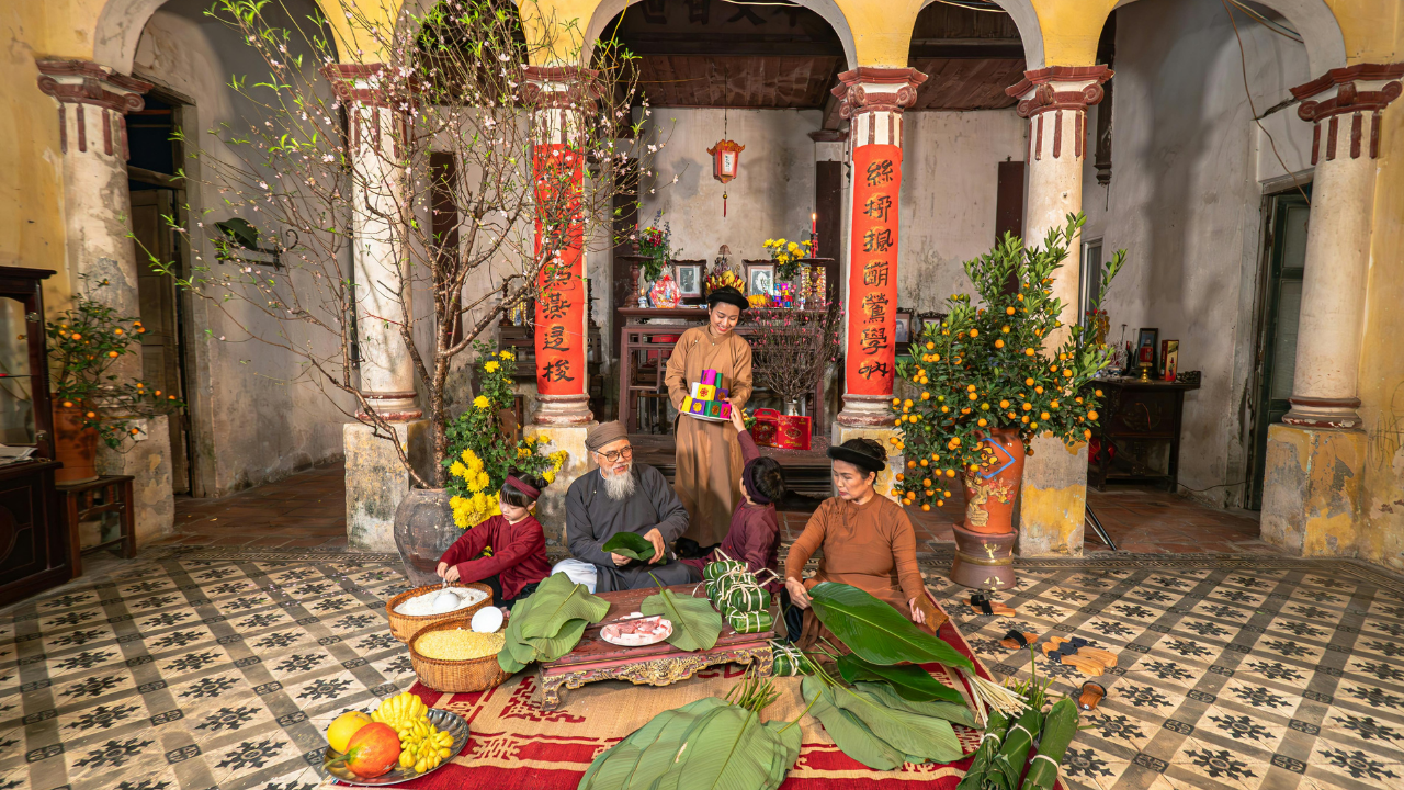 Khi còn cơ hội, hãy lưu giữ thật nhiều kỉ niệm đẹp những khoảng khắc gia đình đoàn viên bên nhau ngày Tết - Ảnh: Canva