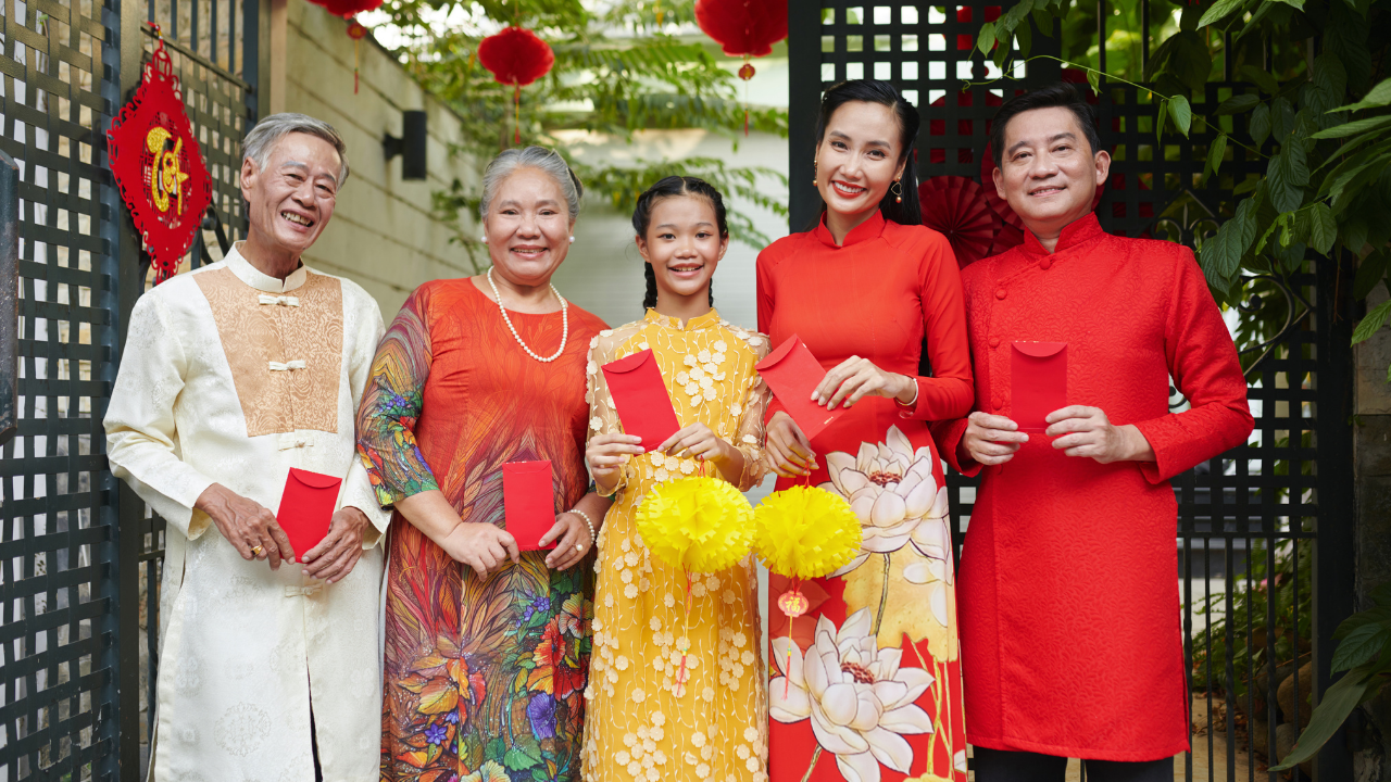 Một tấm hình Tết chụp với gia đình khi còn đủ đầy sẽ trở thành điều hết sức ý nghĩa - Ảnh: Canva