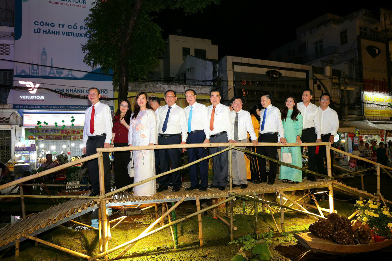 Lãnh đạo TP Cần Thơ thăm đường hoa nghệ thuật... Ảnh: Trung Phạm