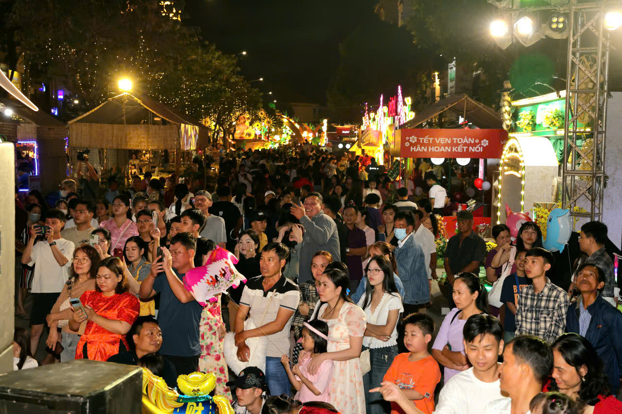 Rất đông người dân và du khách tới trải nghiệm đường hoa nghệ thuật Cần Thơ... Ảnh: Trung Phạm