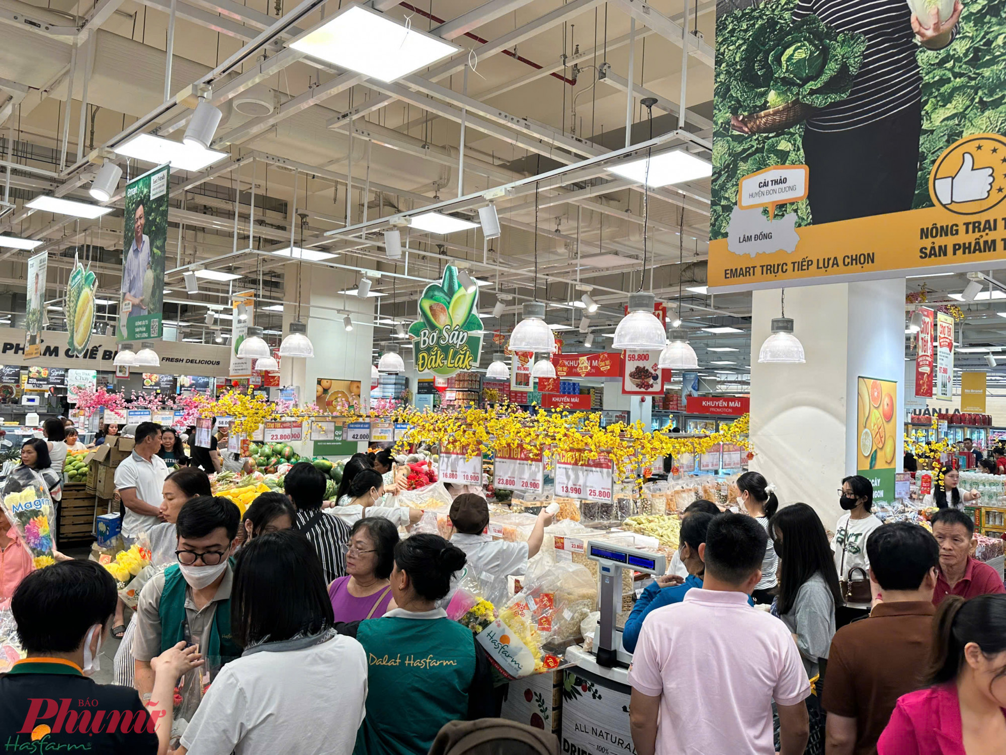 Khu ẩm thực chế biến sẵn tại siêu thị Emart Sala (phường An Khánh) đông nghẹt khách vào trưa 13-2. Dòng người xếp hàng trước quầy gà rán, đồ chiên và các món ăn nhanh kéo dài, nhiều khách phải chờ đến lượt thanh toán