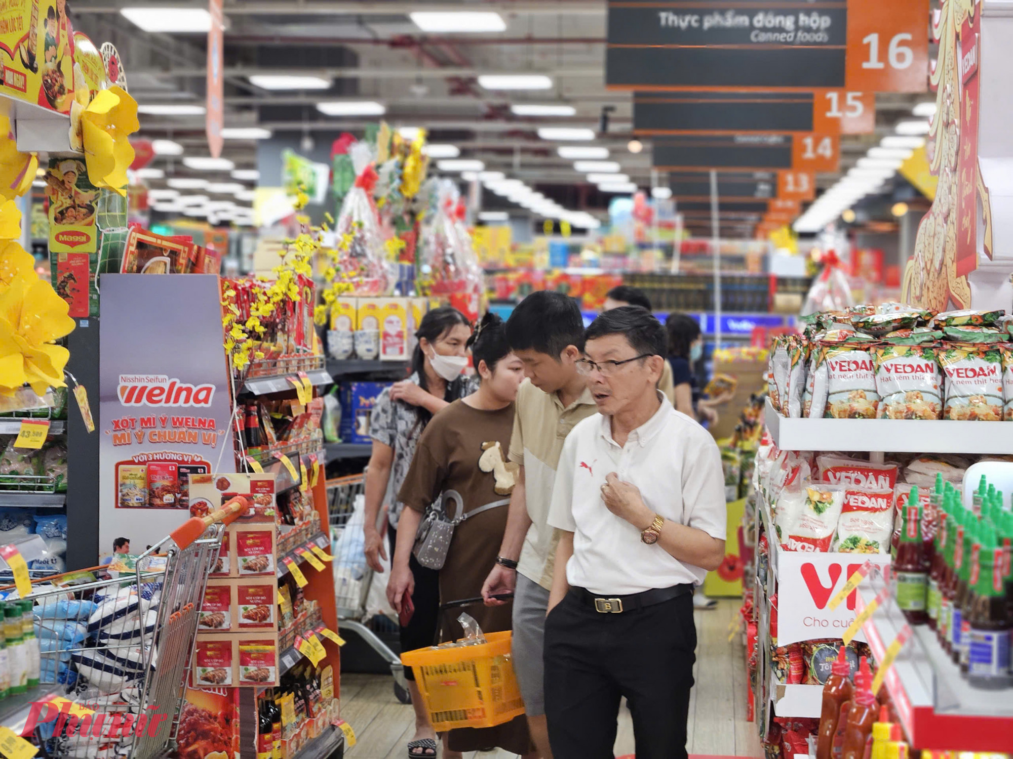 Không chỉ thực phẩm, các mặt hàng gia vị cũng nhận được sự quan tâm mua sắm của người dân.