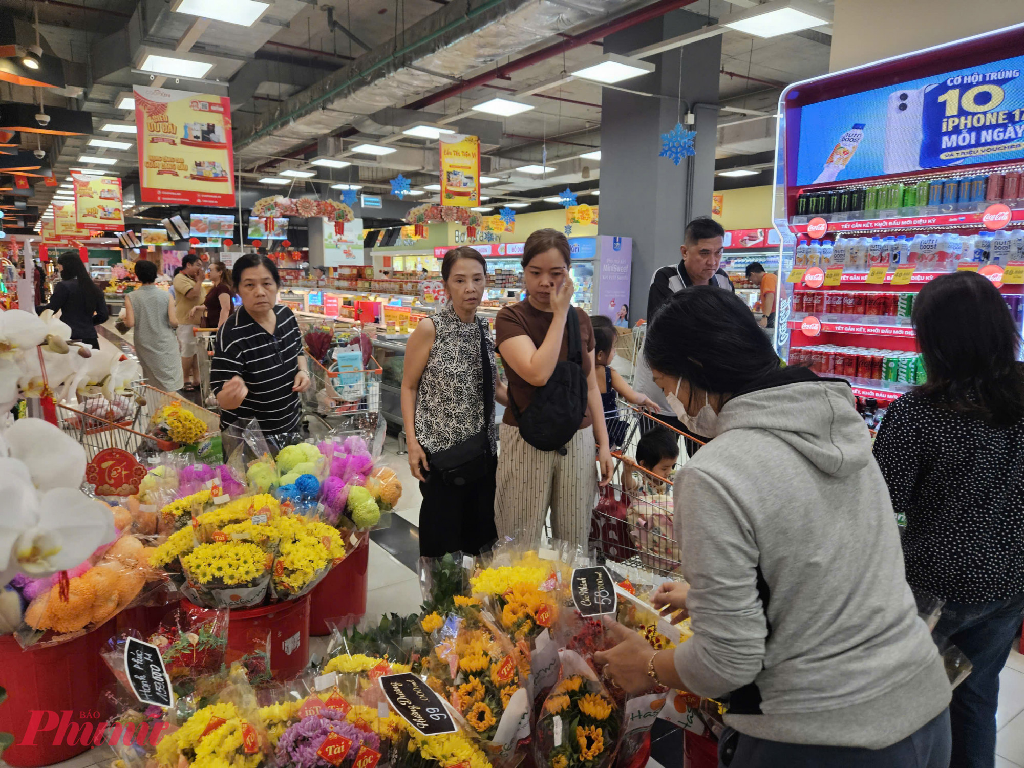 Hoa tươi tiếp tục là một trong những nhóm hàng hút khách, bên cạnh thực phẩm và nhu yếu phẩm.