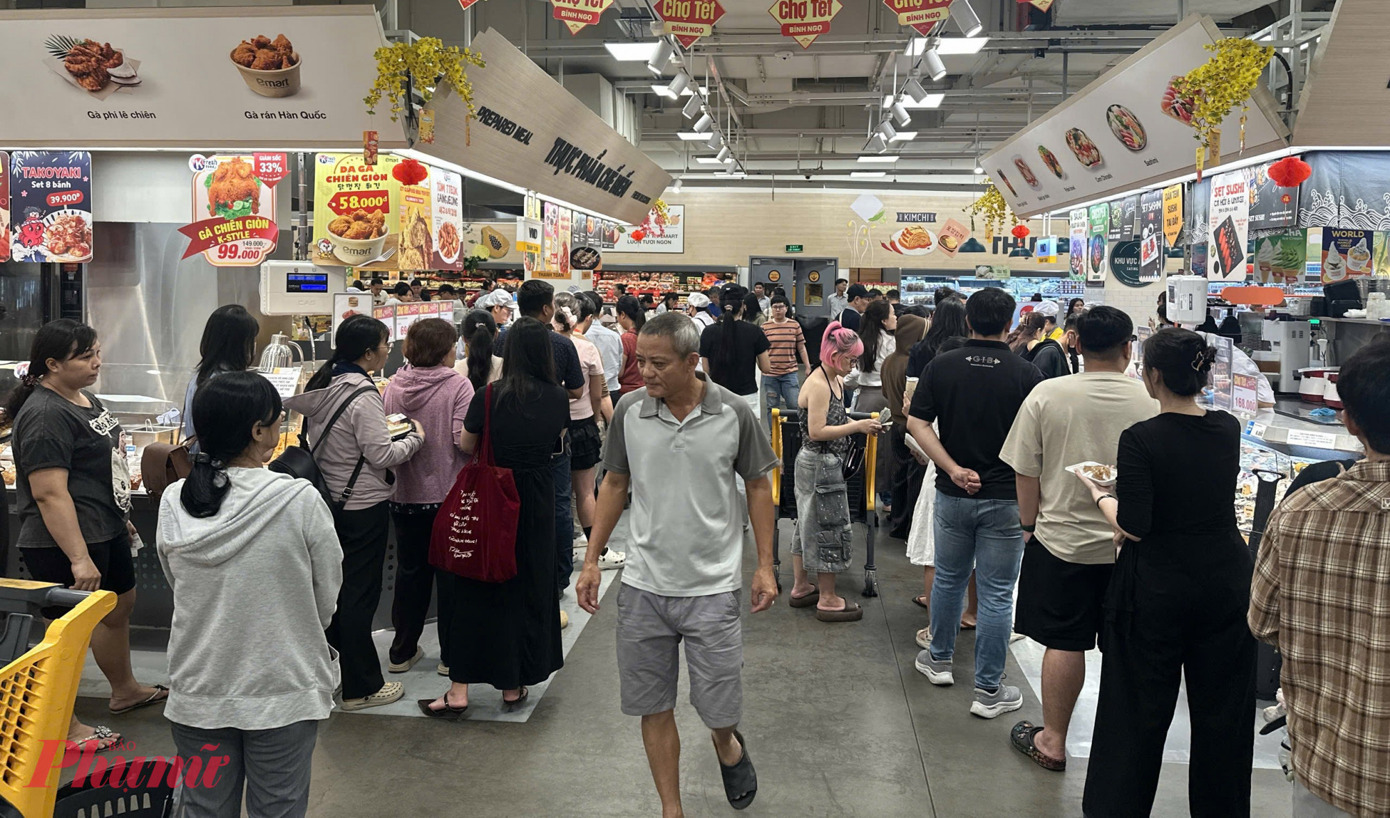 Theo nhân viên siêu thị, so với ngày thường, lượng khách trong hôm nay đã tăng gấp đôi, thậm chí gấp ba.