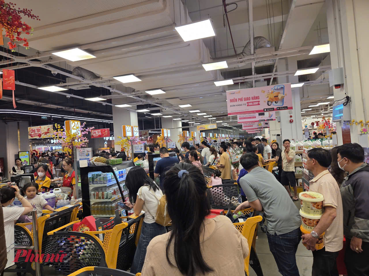 Do khách đông nên tại khu vực tính tiền, người tiêu dùng luôn trong tình trạng xếp hàng dài chờ đến lượt thanh toán. Đại diện các siêu thị cho biết, ngày mai - 16/2 (tức ngày 29 tháng Chạp), các siêu thị sẽ mở cửa đến 12g trưa, sau đó nghỉ tết. Sau Tết, từ ngày 18 đến 21/2 (Mùng 2 đến Mùng 5 tết), chỉ một số Co.opmart mở cửa với khung giờ từ 8g - 12g. Từ ngày 22/2 (Mùng 6 tết), toàn hệ thống trở lại hoạt động bình thường.