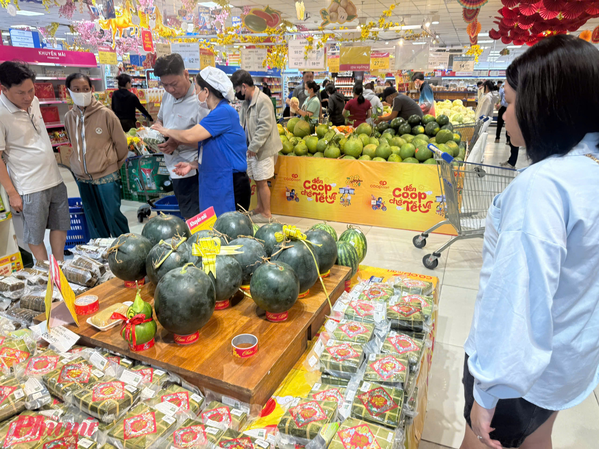 Tương tự, siêu thị Co.opmart Xa Lộ Hà Nội (phường Tăng Nhơn Phú) cũng có rất đông khách đến mua sắm.