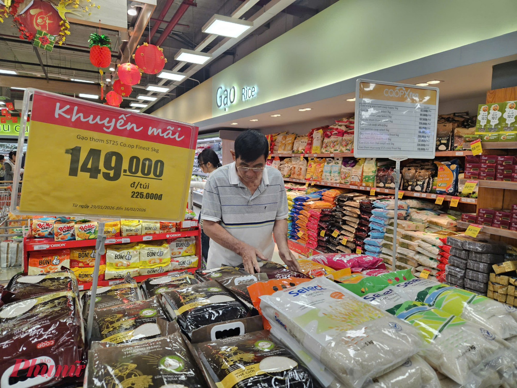 Nhiều sản phẩm gạo thương hiệu riêng của hệ thống đang áp dụng khuyến mãi sâu, như gạo thơm ST25 Co.op Finest 5kg giảm còn 149.000 đồng/túi (từ 225.000 đồng), thu hút đông đảo khách hàng dừng lại xem và so sánh giá.