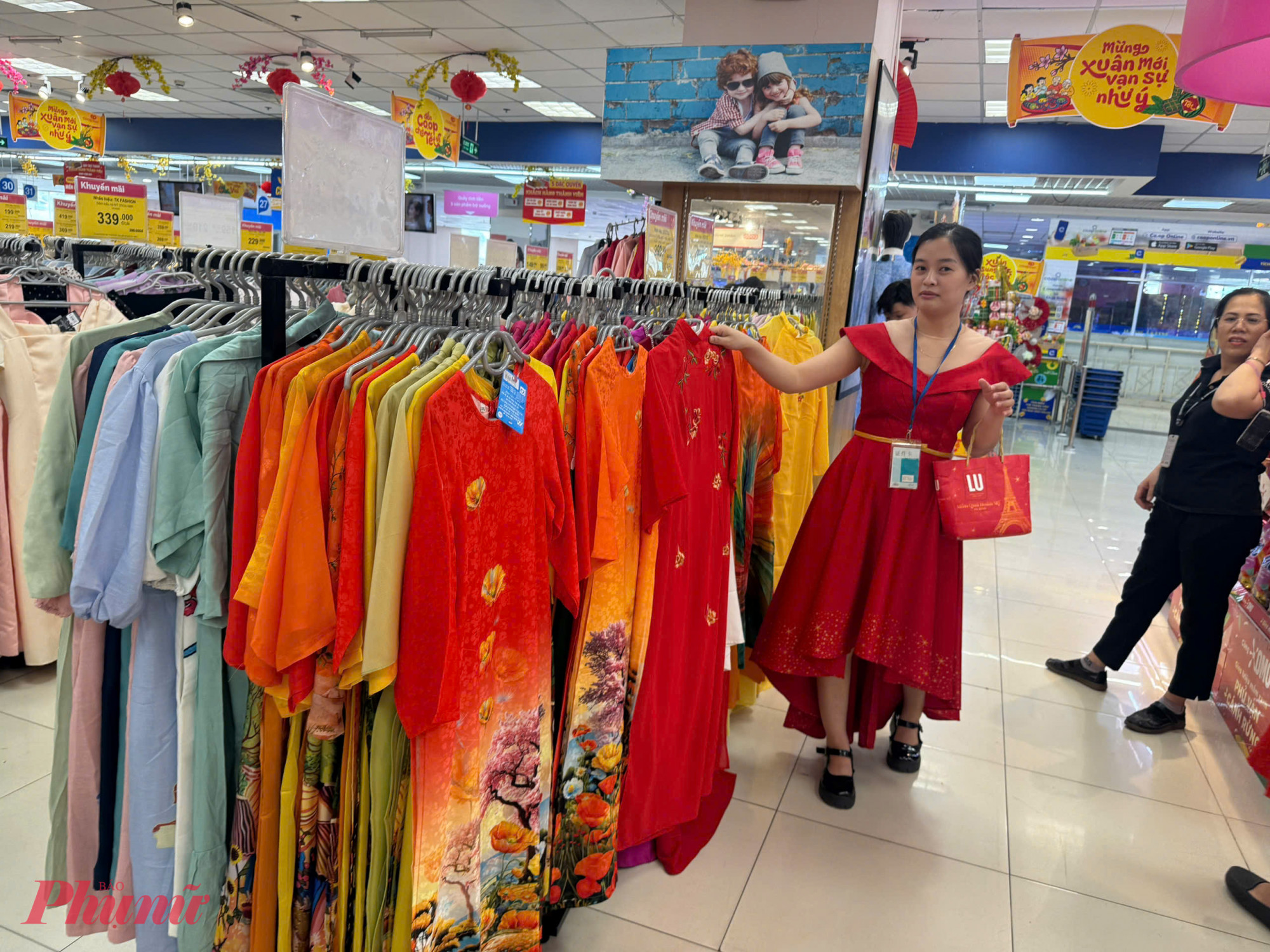 Nhóm hàng thời trang và hóa phẩm khá thưa khách dù được khuyến mãi tới 50%.