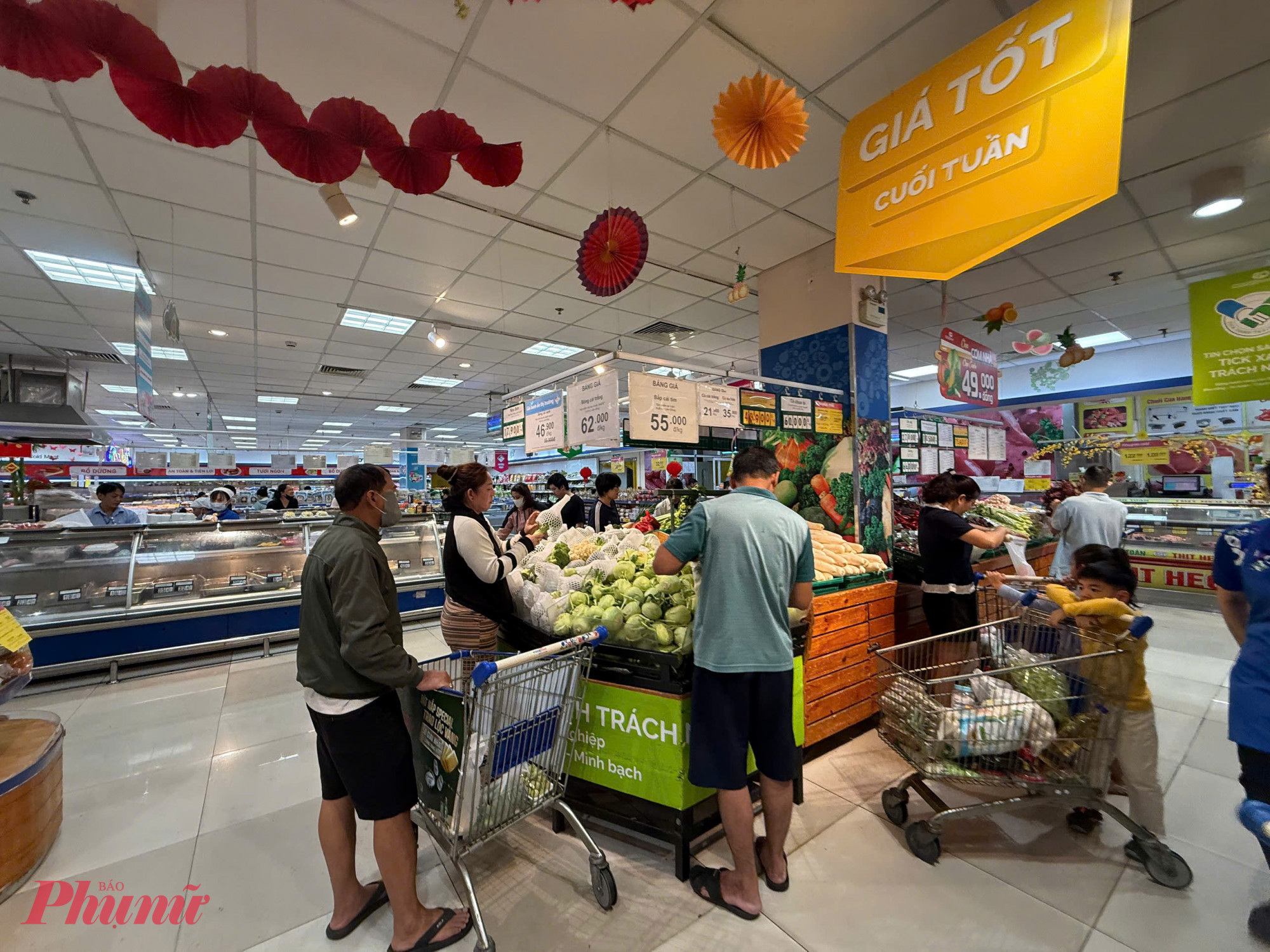 Tuy nhiên người dân chỉ chọn mua thực phẩm, trái cây là chủ yếu.