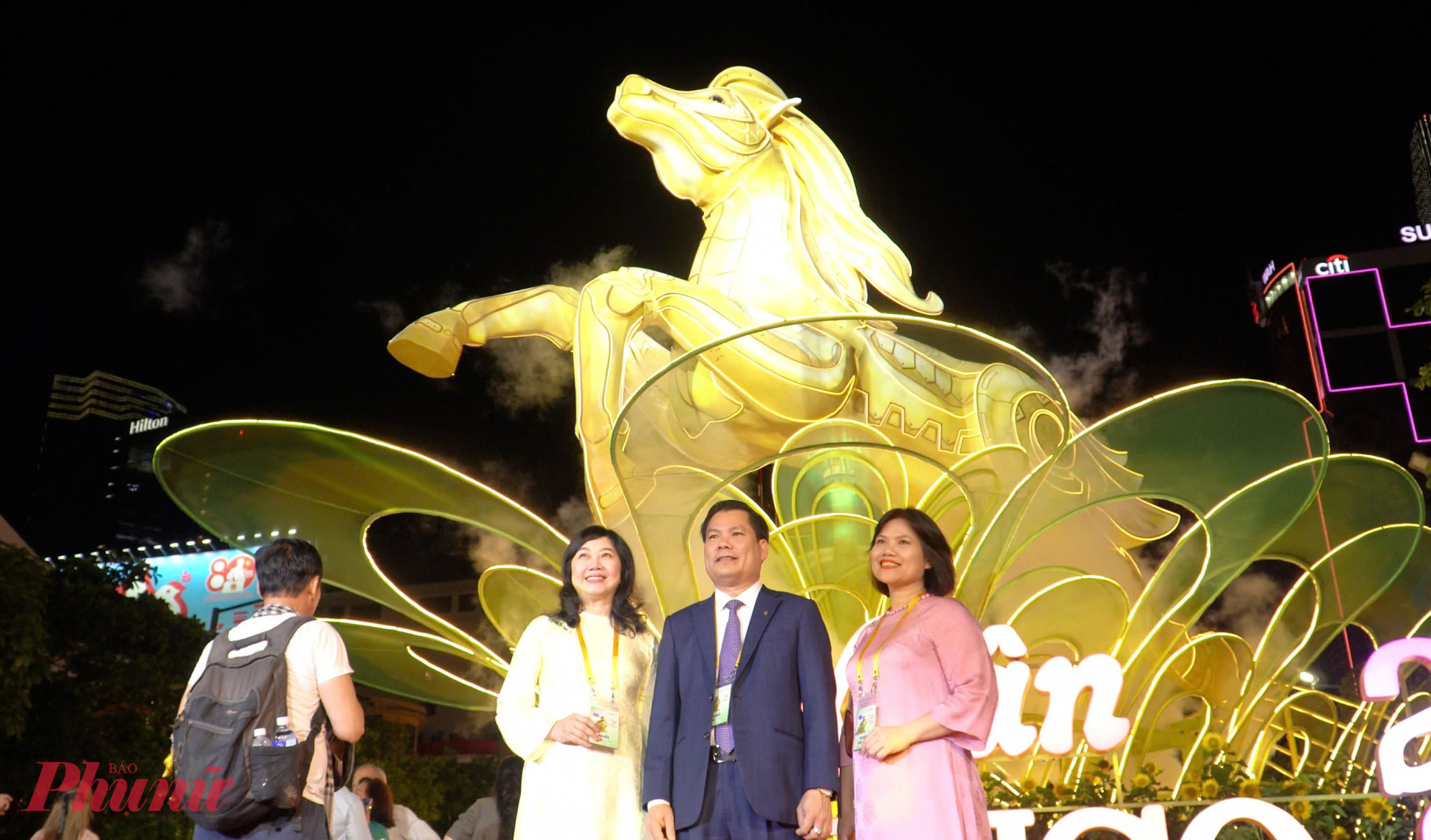 Linh vật ngựa đường hoa Nguyễn Huệ, đại cảnh hút khách chụp ảnh.