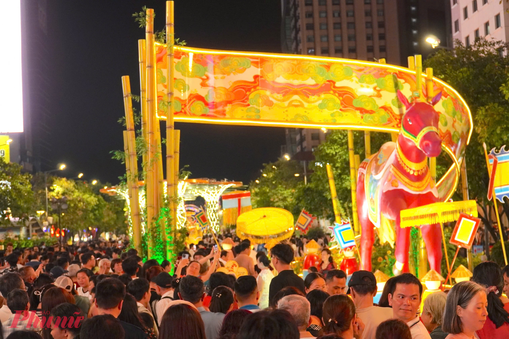 Đêm đầu khai mạc đông đảo người dân, du khách đổ về tham quan đường hoa.