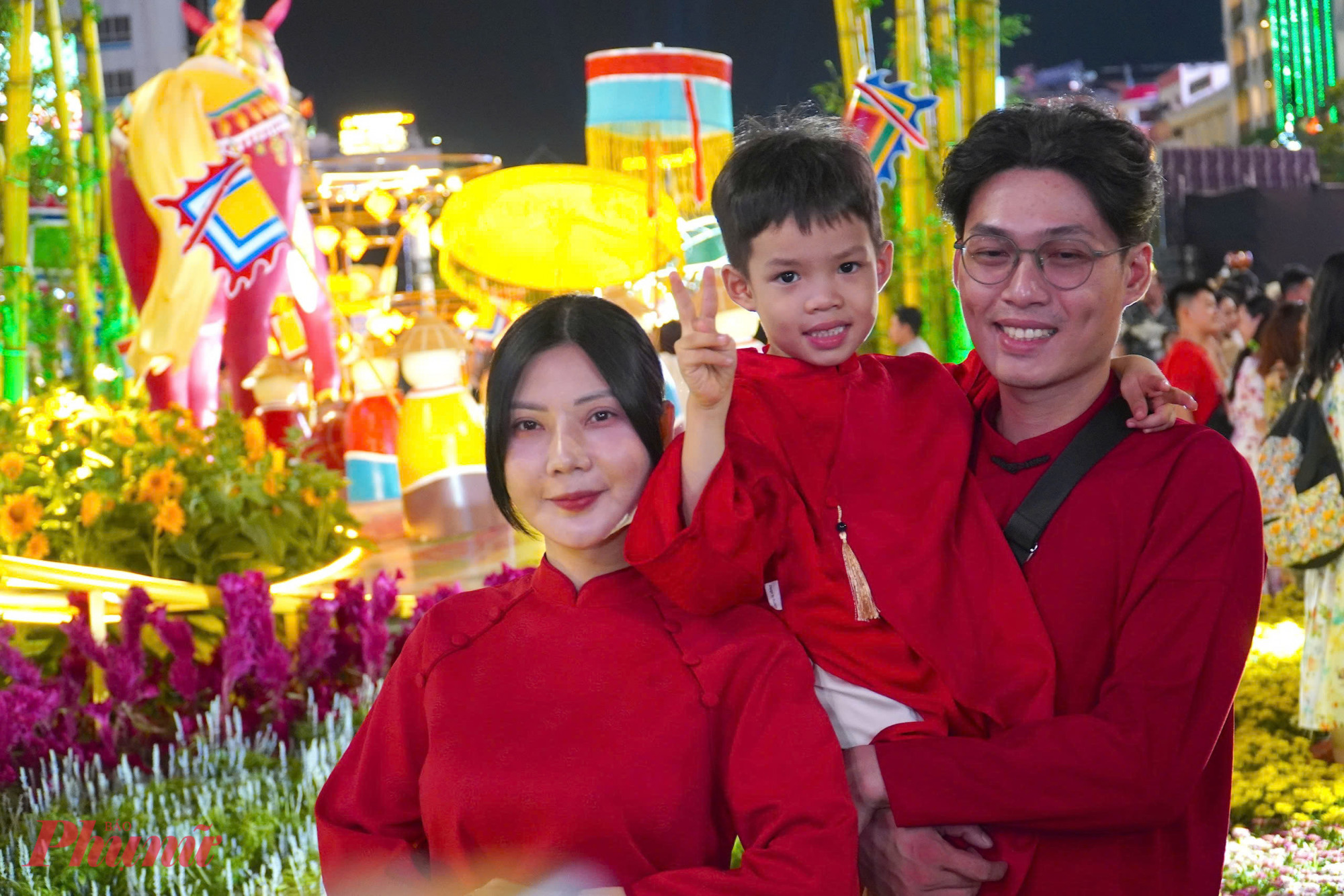 Nhiều gia đình trẻ đến từ sớm check-in bên các cụm tiểu cảnh của đường hoa.