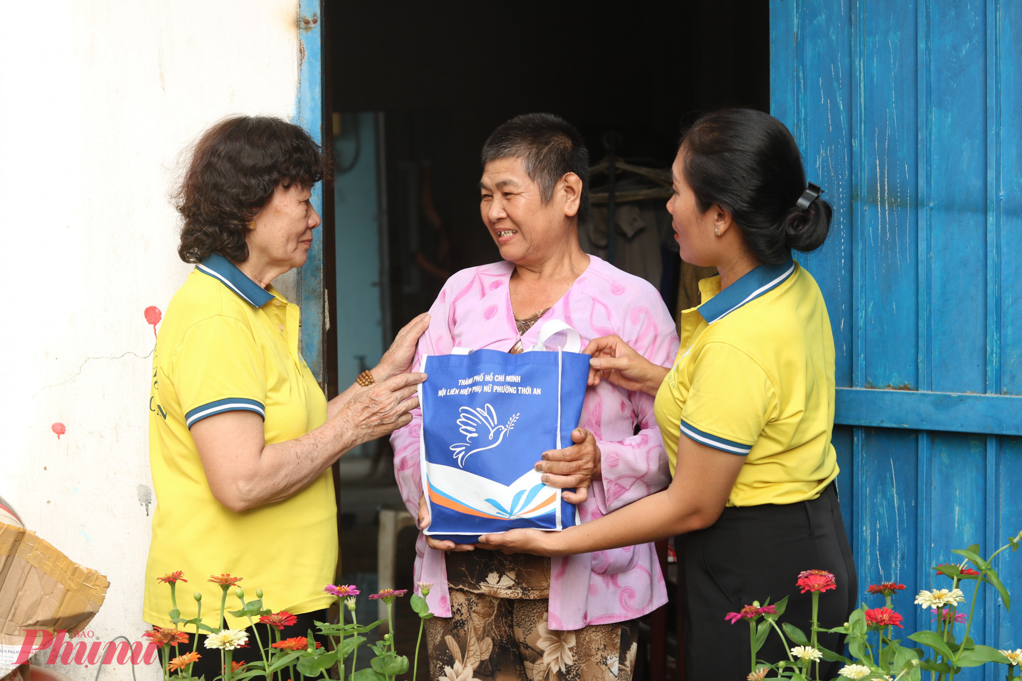 Bà Trương Thị To – 64 tuổi, ở khu phố 39, phường Thới An (giữa) xúc động khi được cán bộ Hội Phụ nữ đến thăm và trao phần quà thiết thực - Ảnh: Thảo Nguyên