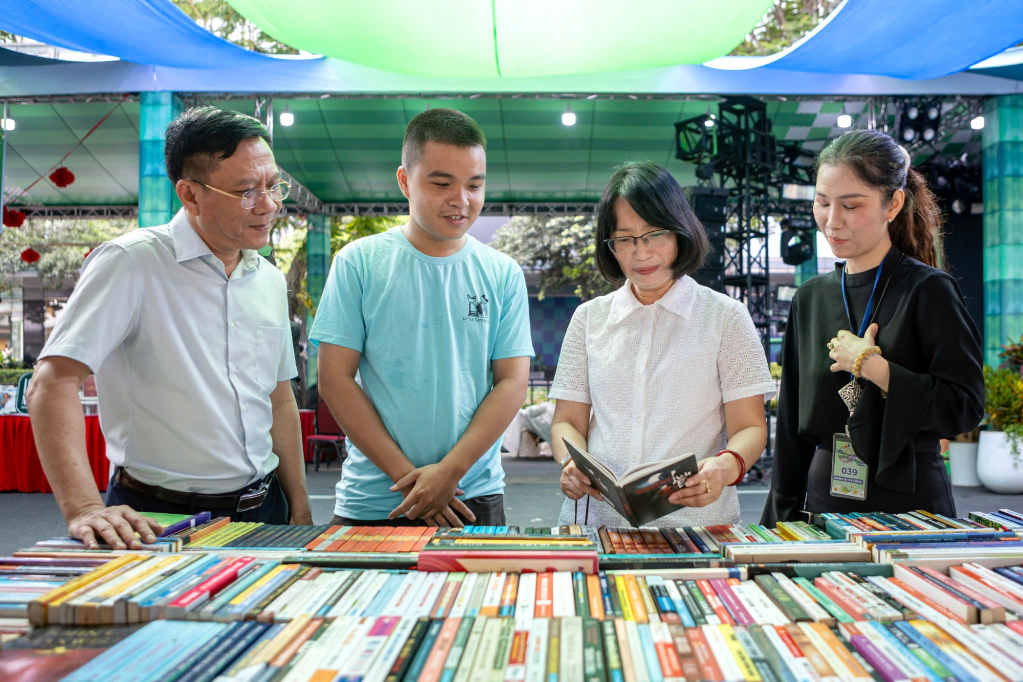 Phó Chủ tịch UBND TPHCM Trần Thị Diệu Thúy (thứ ba từ trái sang) khảo sát công tác chuẩn bị tại một quầy sách của đơn vị tham gia sự kiện - Ảnh: Khương Nguyễn