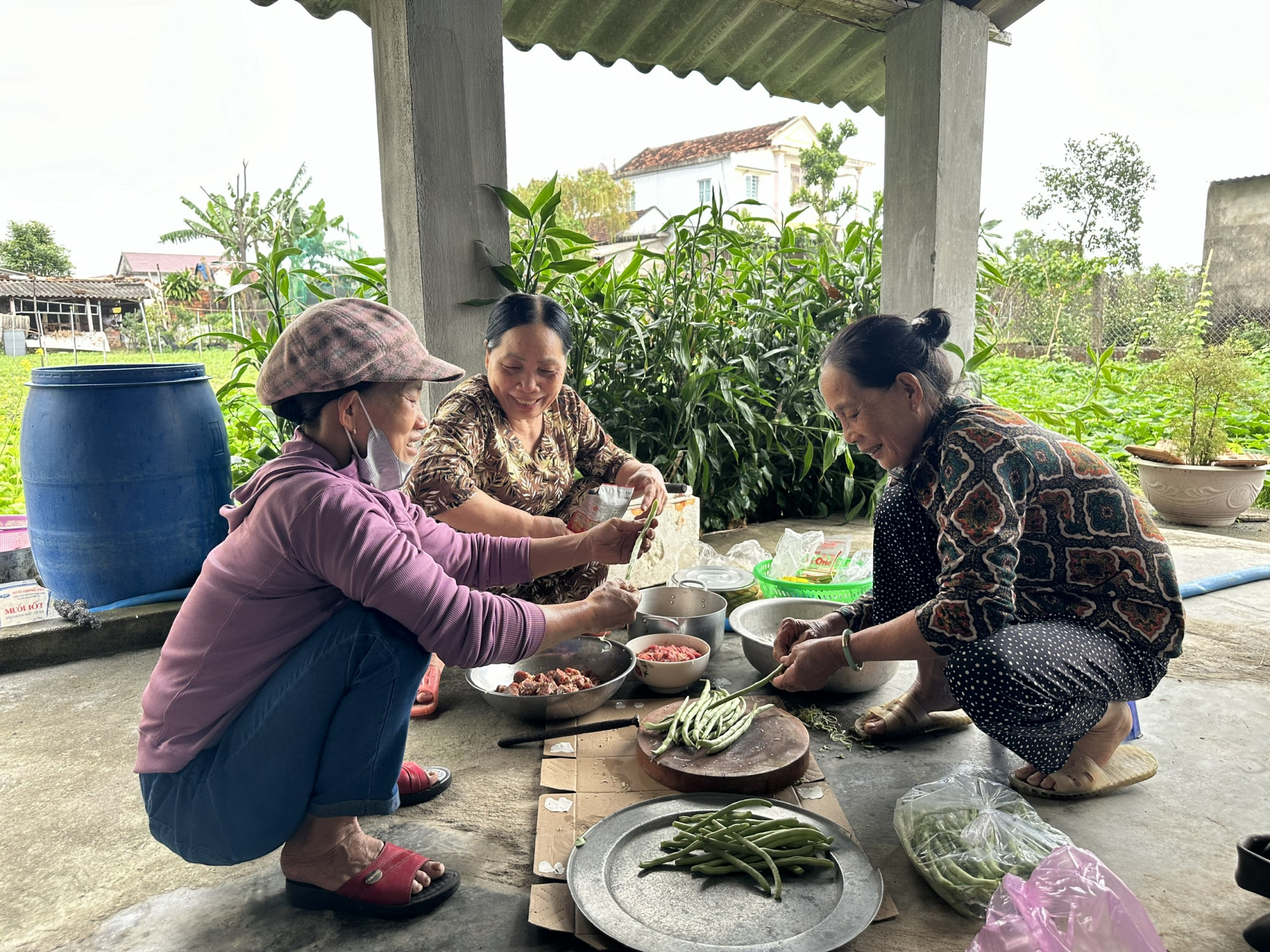 Mùi tất niên quê nhà Hôm tiệc nhà má, từ trưa, mọi người đã quây quần bên căn bếp