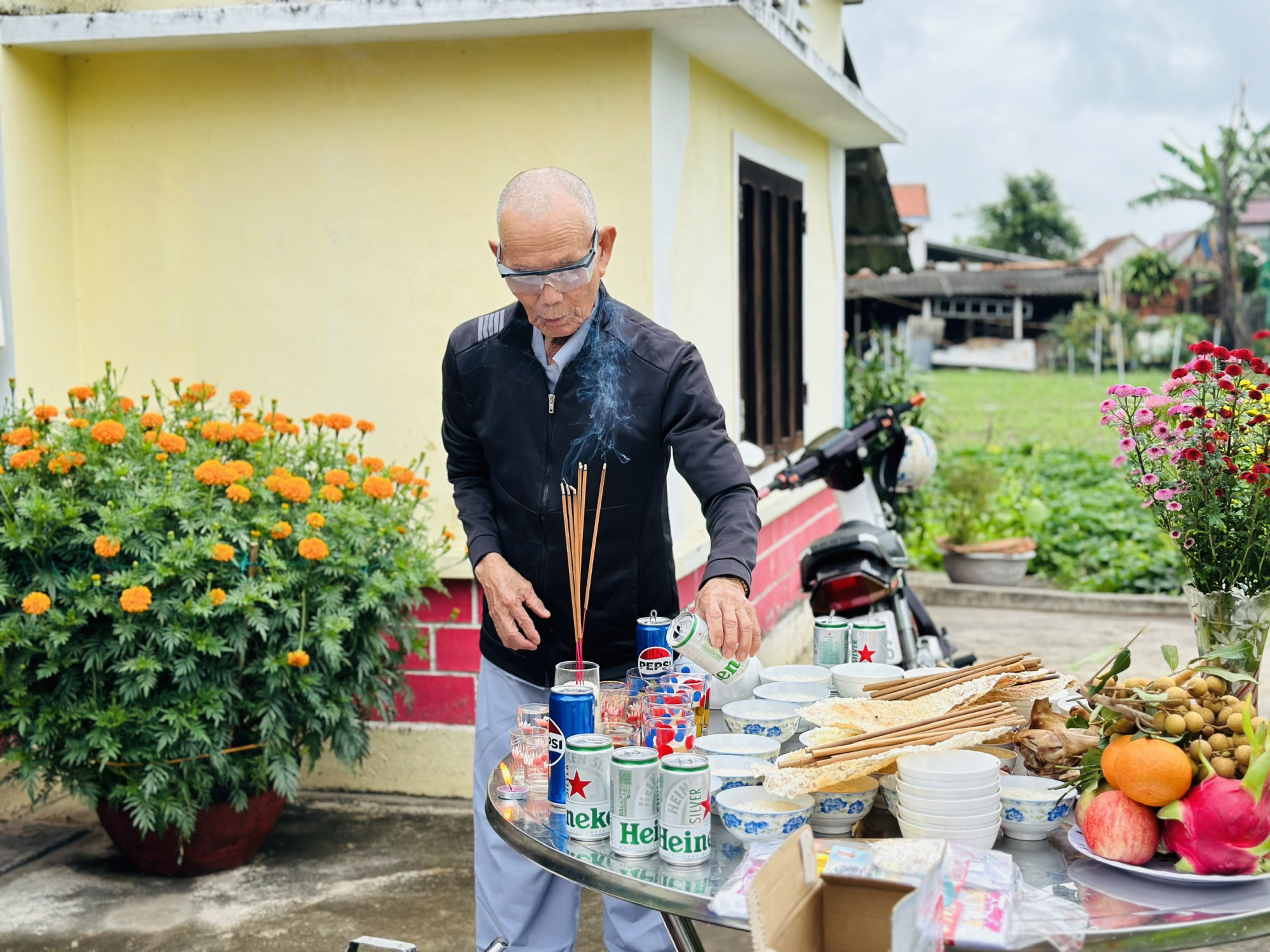 Mùi tất niên quê nhà Ông nội cẩn thận sắp xếp mọi thứ trên bàn rồi chậm rãi thắp hương khấn vái.
