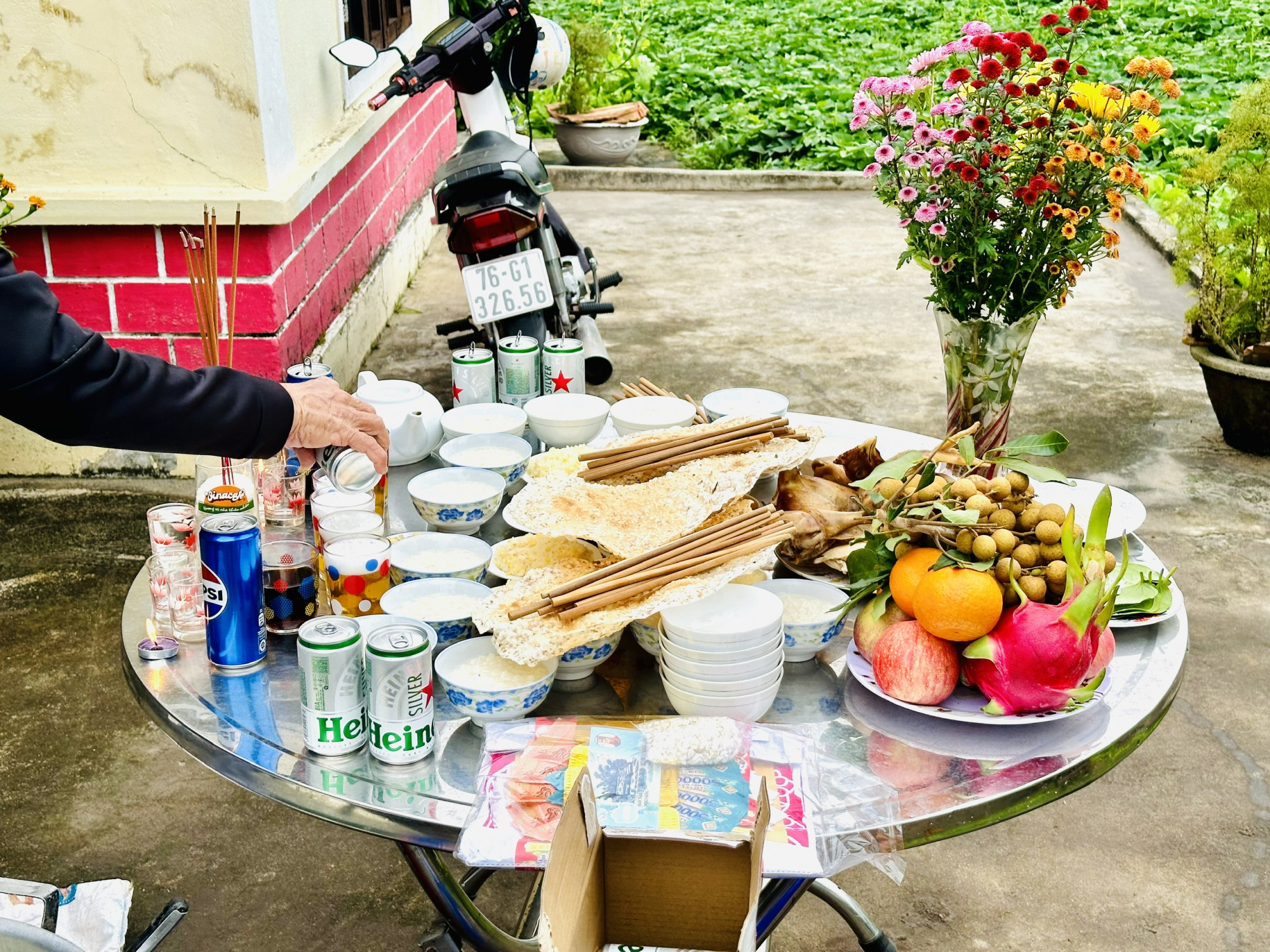 Mùi tất niên quê nhà Mâm cúng được bày ra với đủ chè, xôi, trái cây