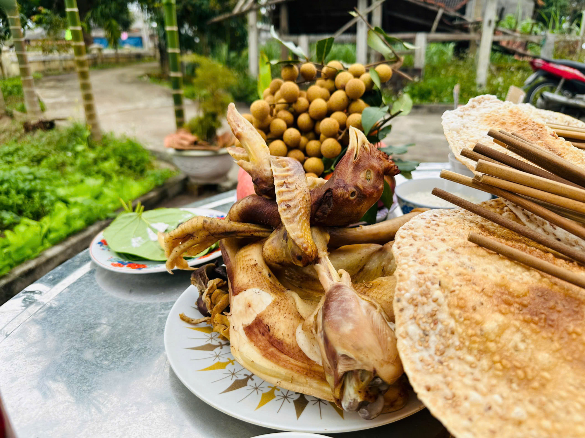 Mùi tất niên quê nhà Năm nay má tôi chọn con gà trống tơ vàng ươm, tạo hình khéo léo.