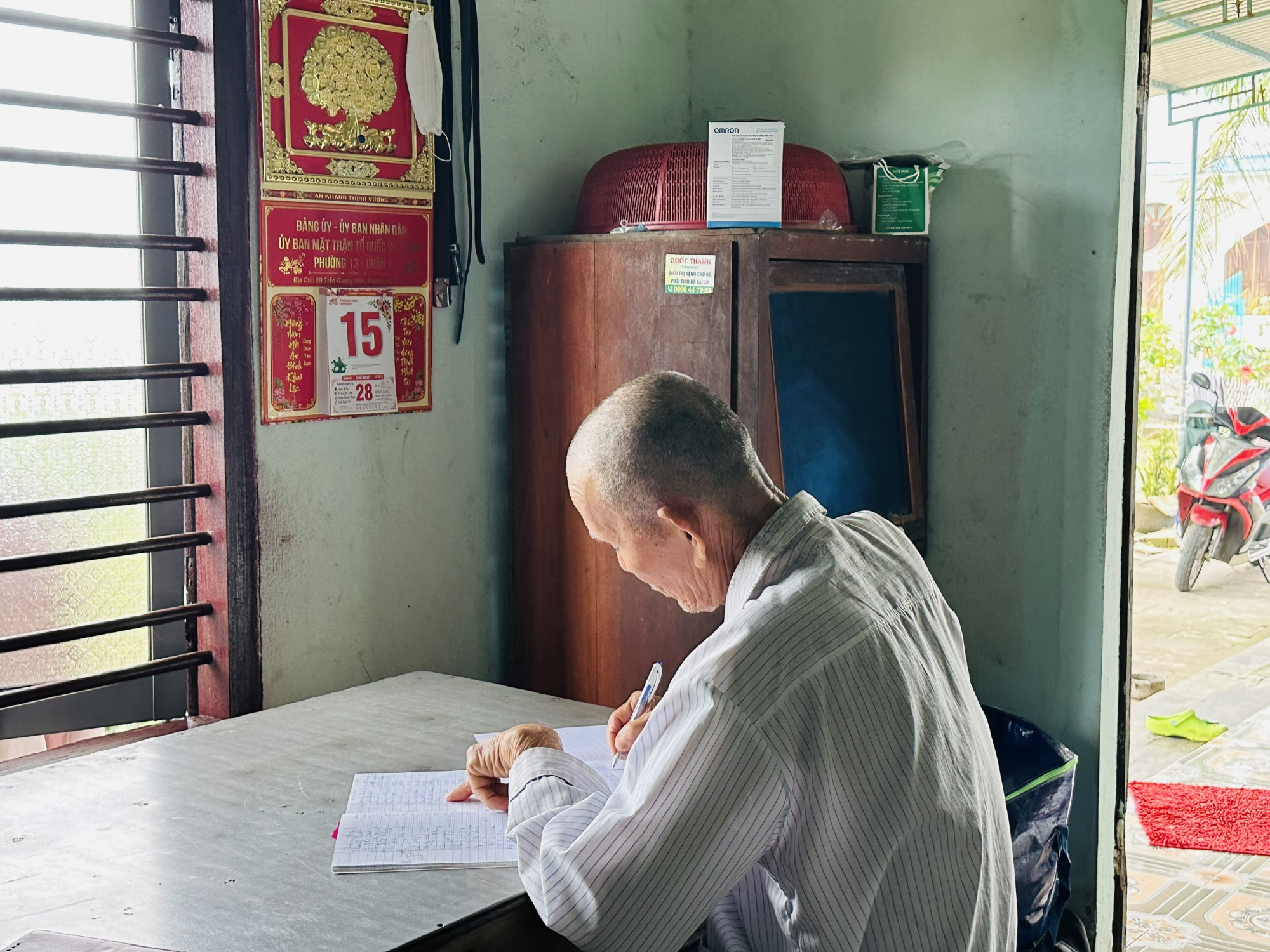 Cuốn sổ nội lưu đã nhiều năm, bên trong có ghi tên và ngày tháng năm sinh từng thành viên trong gia đình