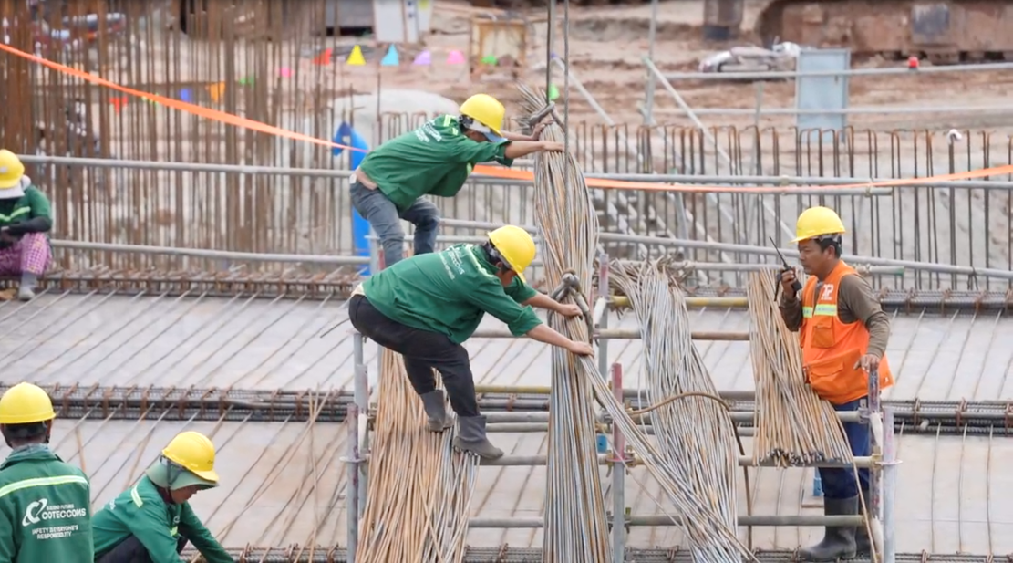 Thi công trên công trường Trung tâm Hội nghị và triển lãm APEC.