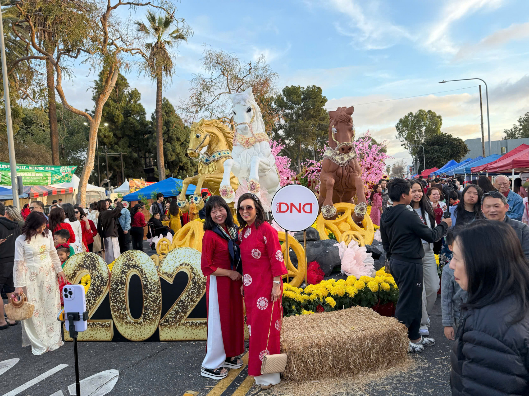 Tết thì thầm ở đường hoa Main, California Những ngày này, Main Street khoác lên mình chiếc áo xuân rất Việt – thân quen mà ấm áp