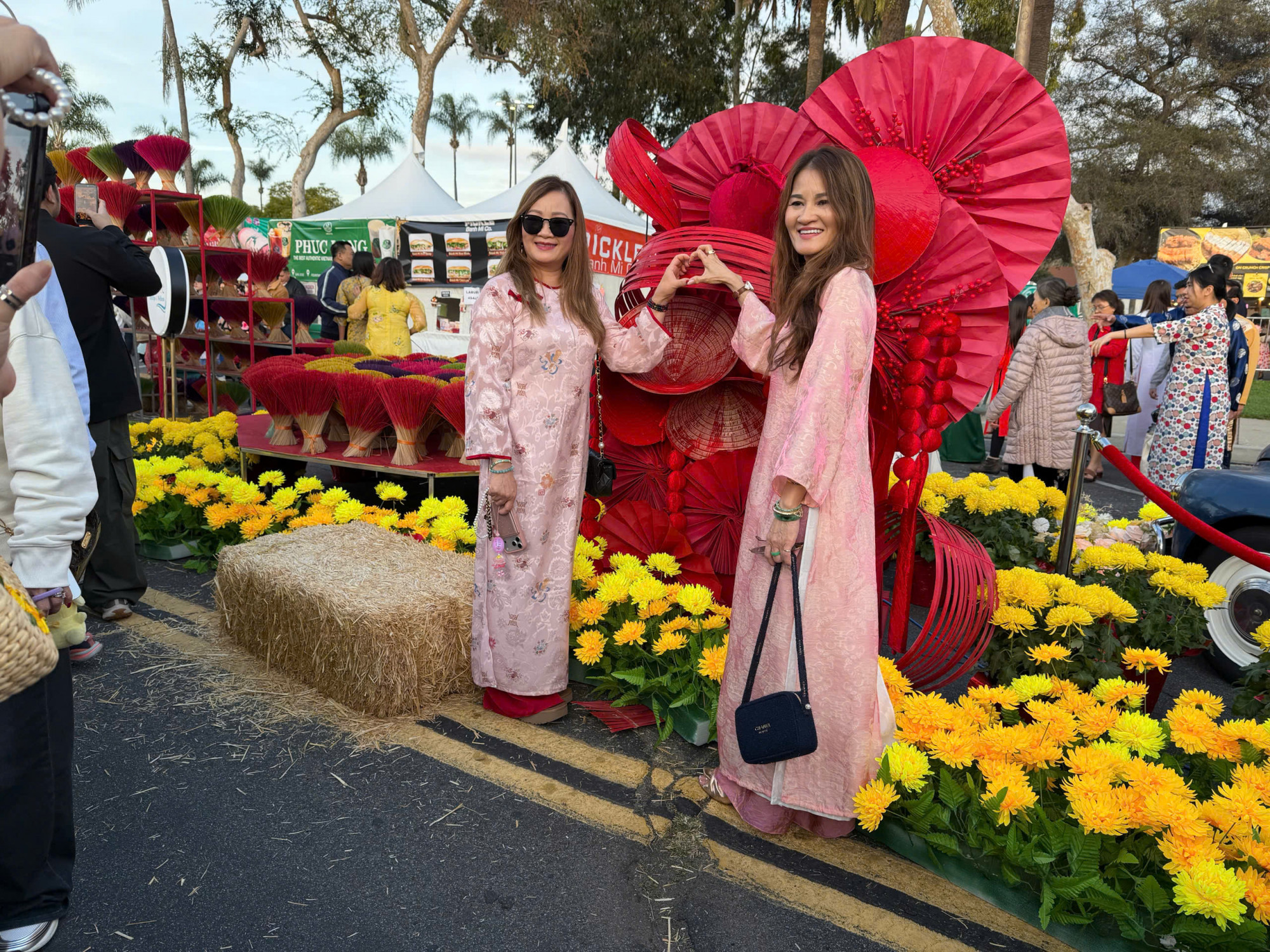 Tết thì thầm ở đường hoa Main, California Ở nơi đất khách, chiếc áo dài bỗng trở thành một tuyên ngôn thầm lặng về cội nguồn.