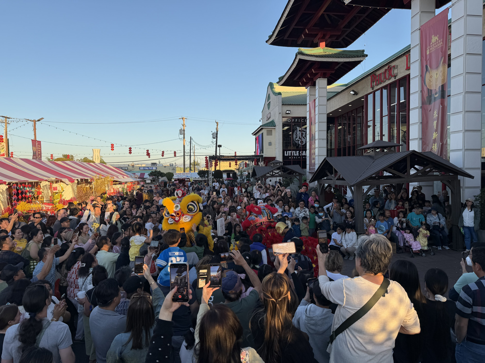 Đông đảo kiều bào xem múa lân ở chợ Phước Lộc Thọ - Nam California. Ảnh: L.N