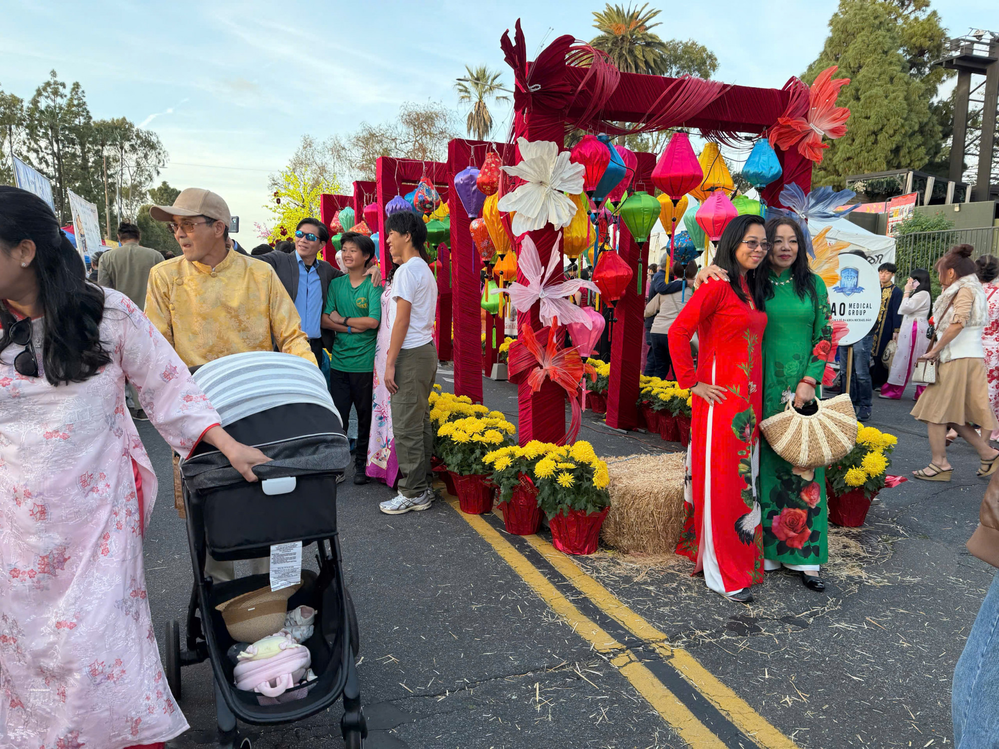 Tết thì thầm ở đường hoa Main, California Kiều bào chụp ảnh ở chợ hoa Main - Ảnh: LN