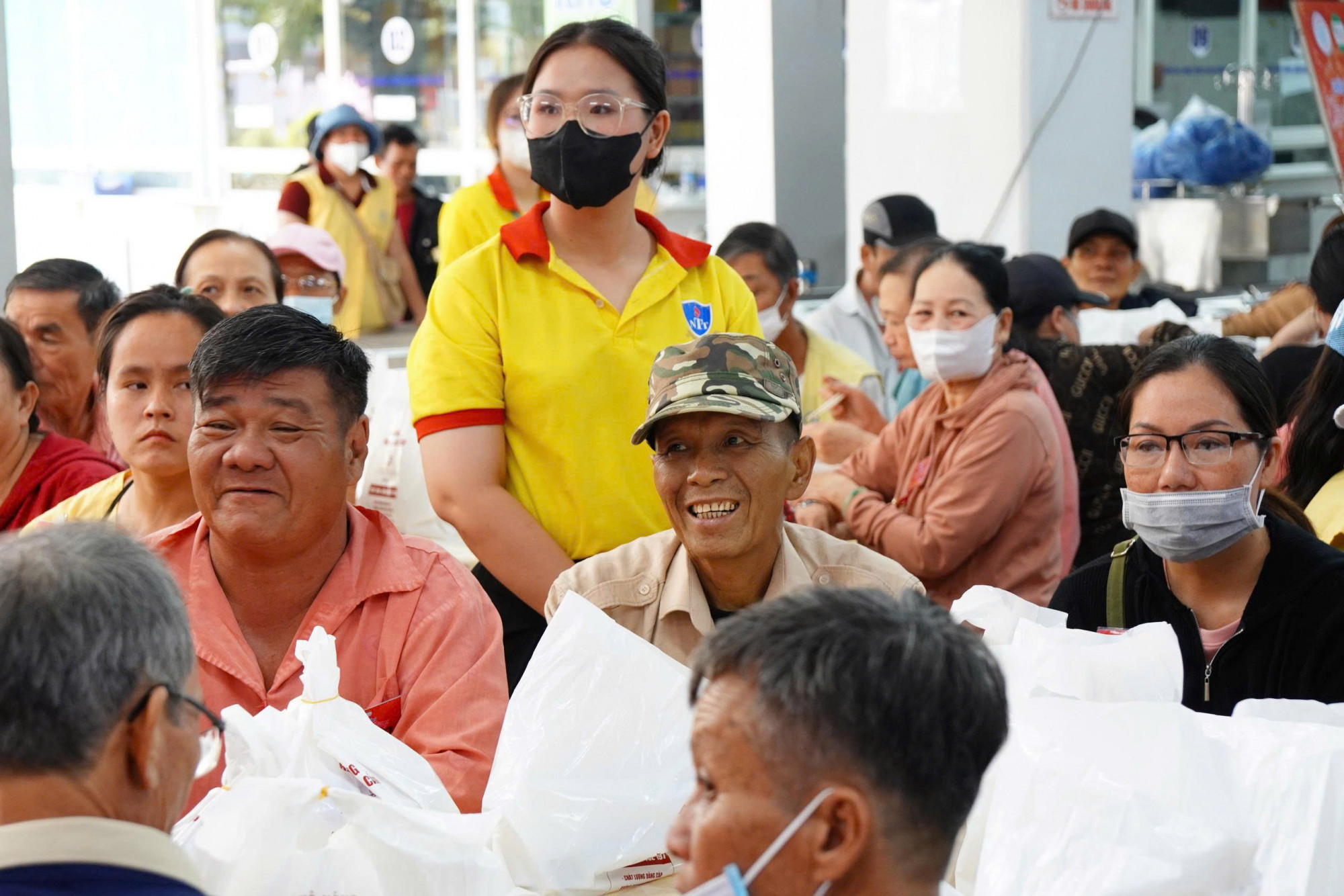 Bệnh nhân tại Bệnh viện Chợ Rẫy cùng ăn bữa cơm tất niên