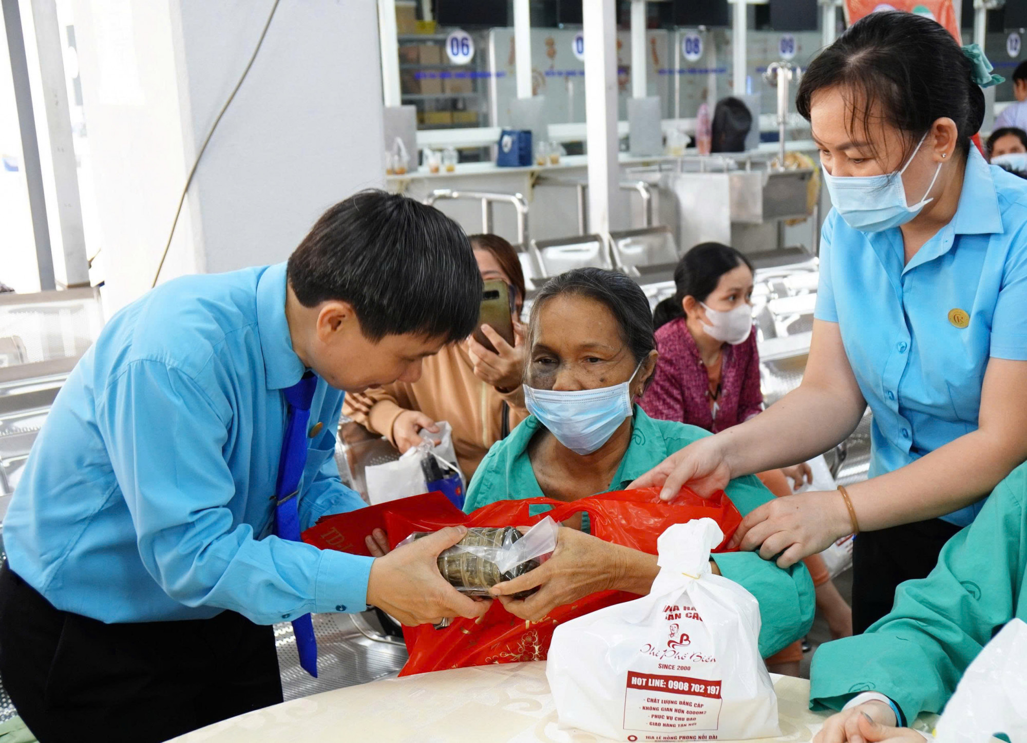 Thạc sĩ Lê Minh Hiển (bìa trái) tặng quà cho người bệnh