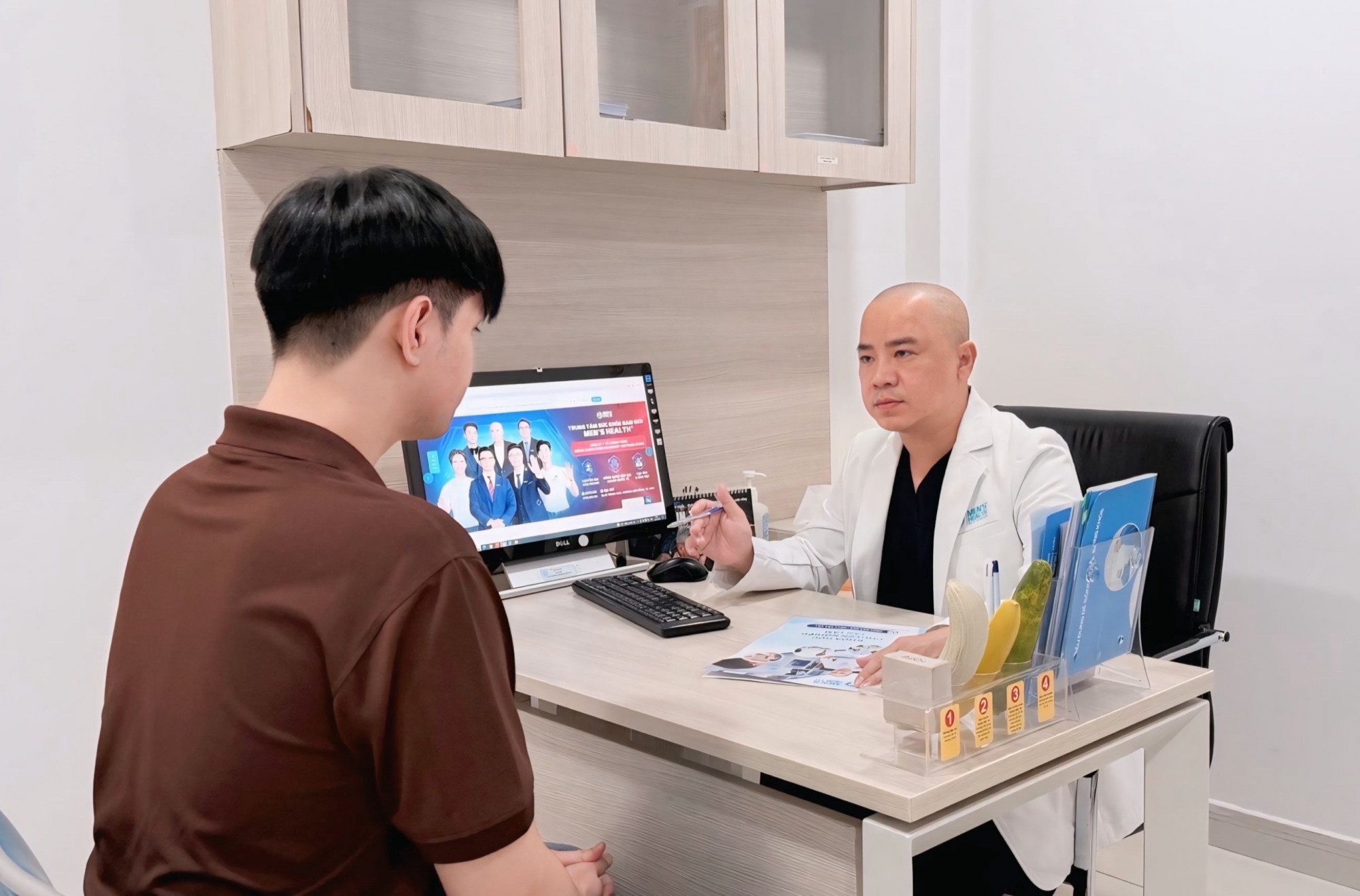 Bác sĩ Đào Duy Anh tư vấn cho người bệnh