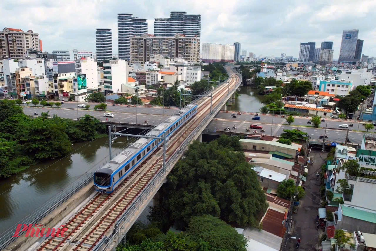 Bính Ngọ 2026 - Vó ngựa của một kỷ nguyên mới Dự án kéo dài tuyến Metro số 1 đến sân bay Long Thành được kỳ vọng tạo trục giao thông hiện đại, kết nối trực tiếp 2 sân bay quốc tế Tân Sơn Nhất - Long Thành, đáp ứng nhu cầu đi lại liên vùng ngày càng tăng - Ảnh: Vũ Quyền