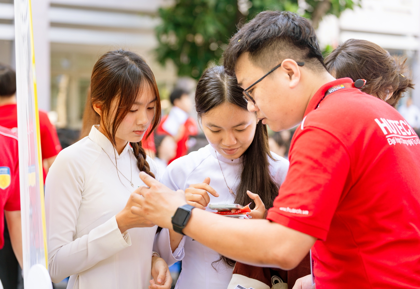 Học sinh tham gia chương trình tư vấn tuyển sinh  tại Trường THPT Hoàng Hoa Thám, TPHCM. Ảnh: Nguyễn Loan