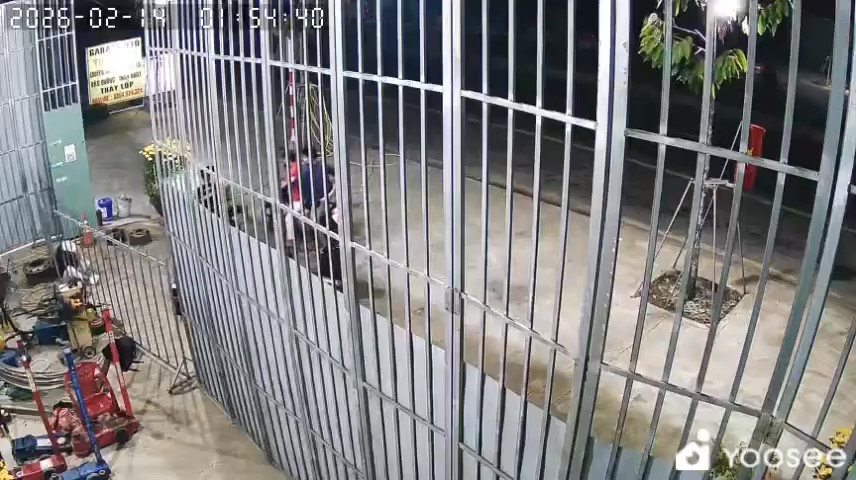 Camera ghi lại thời điểm anh T. bị chém, cướp tài sản. Ảnh cắt từ clip.